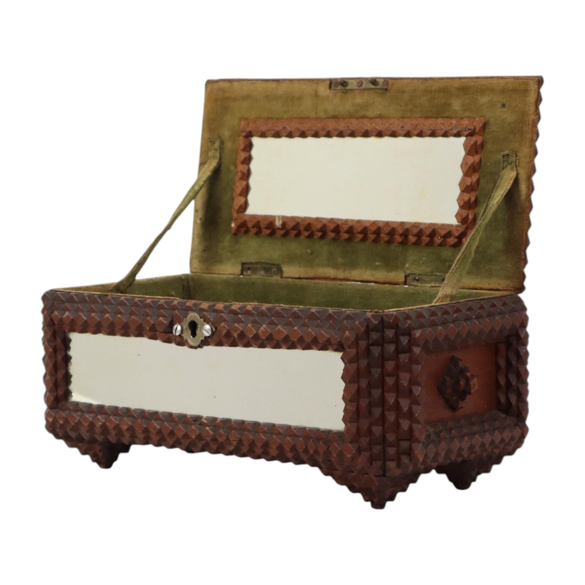 Caja antigua Tramp Art con espejos Arte popular Coleccionable en Bueno estado para la venta en Poperinge, BE