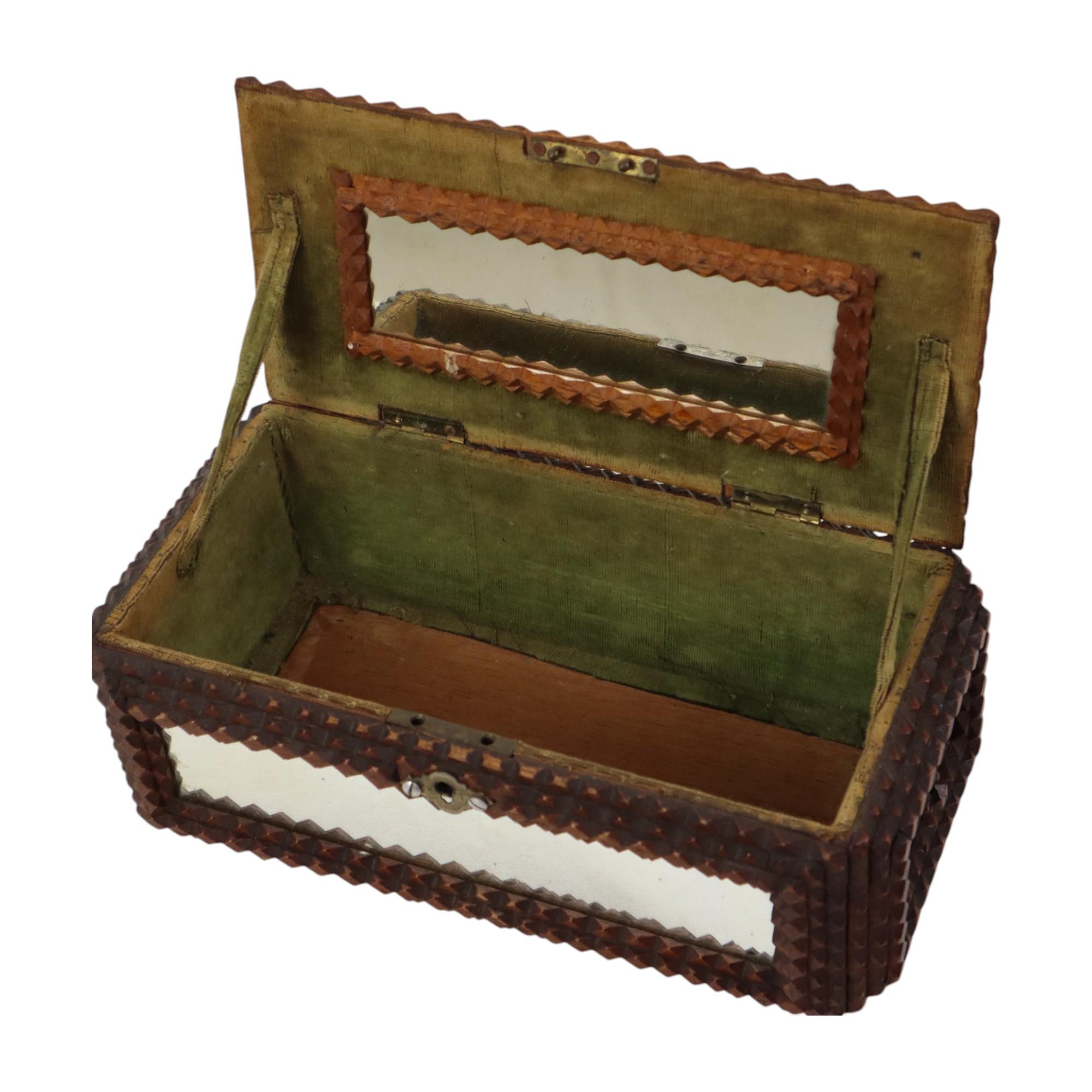 Caja antigua Tramp Art con espejos Arte popular Coleccionable siglo XX en venta
