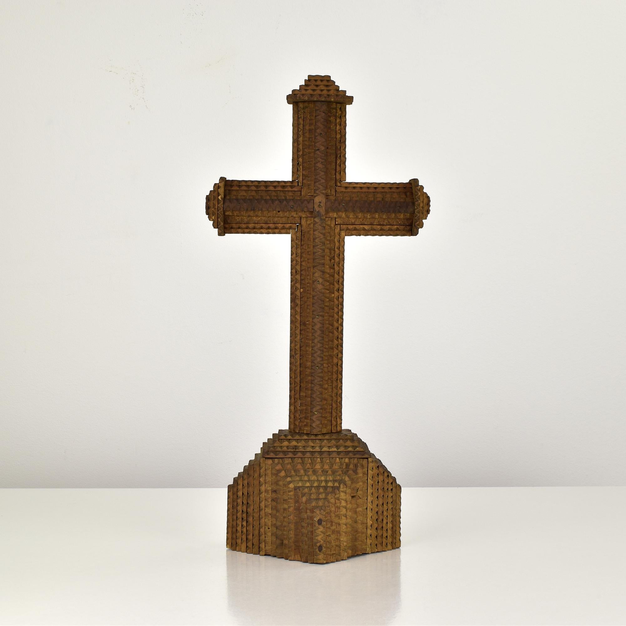 Antiguo Crucifijo Tramp Art de Madera, Cruz de Arte Popular, circa 1880 Arte popular en venta