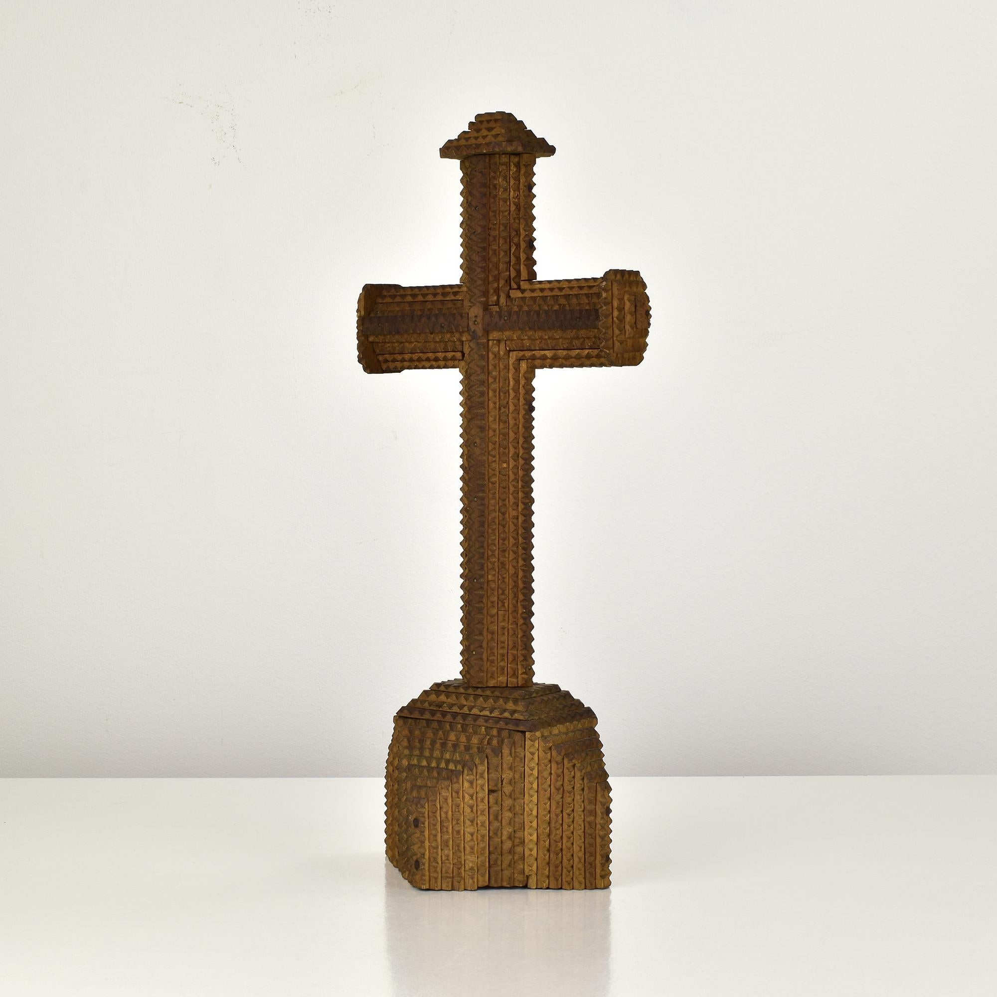 Antiguo Crucifijo Tramp Art de Madera, Cruz de Arte Popular, circa 1880 Francés en venta