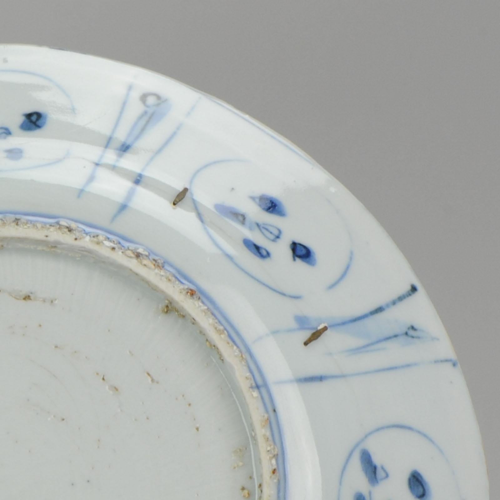 18th Century and Earlier Antique Transitional Ming Chinese Porcelain Fenghuang Kraak Charger Flow