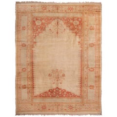 Antiker Oushak-Teppich mit beigefarbenem offenem Feld und floralen Mustern, von Rug & Kilim