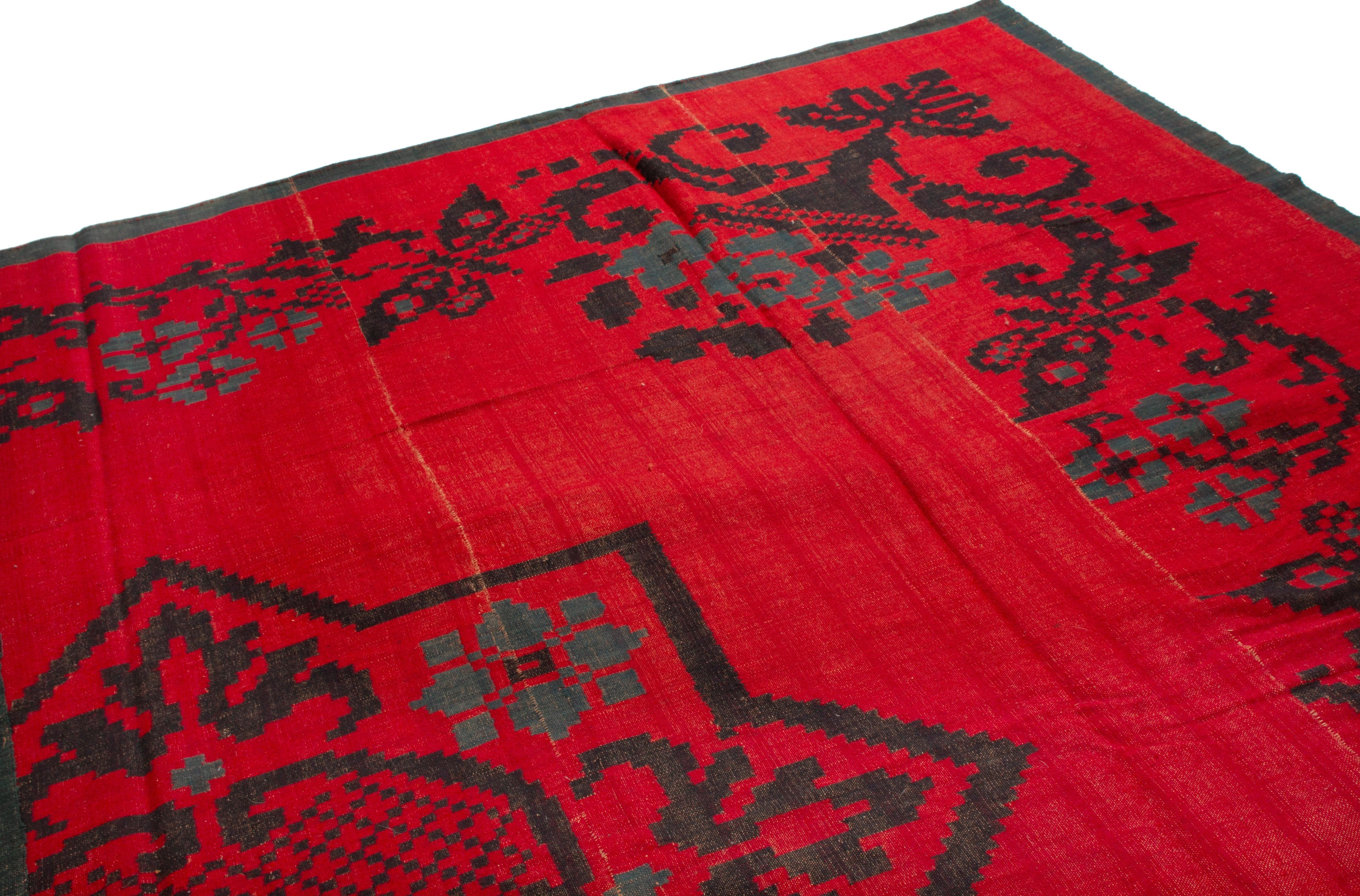 Dieser antike Übergangs-Teppich aus Wolle stammt aus der Türkei aus dem Jahr 1900 und zeichnet sich durch eine für seine Art untypisch reiche und minimalistische Kombination von Farbgebungen aus. Ein quadratisches Stück, flach gewebt aus