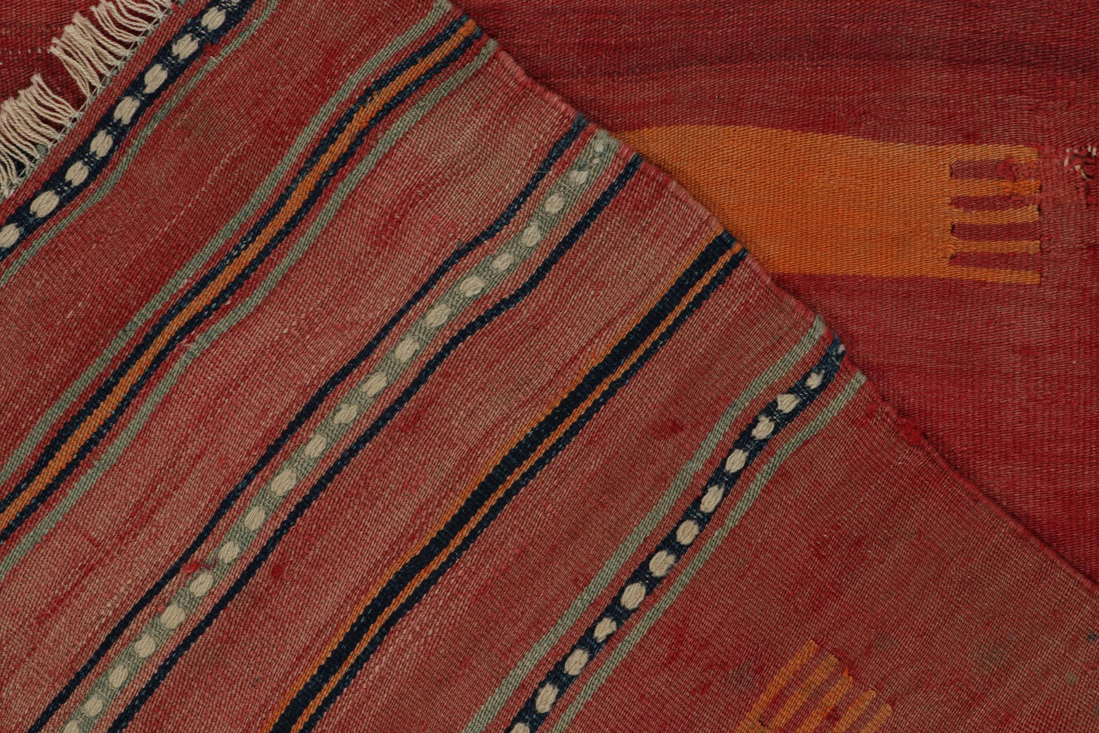 Antiker Stammes-Kelim-Teppich in Rot, Blau mit geometrischem Stammes-Muster von Teppich & Kelim im Zustand „Gut“ im Angebot in Long Island City, NY