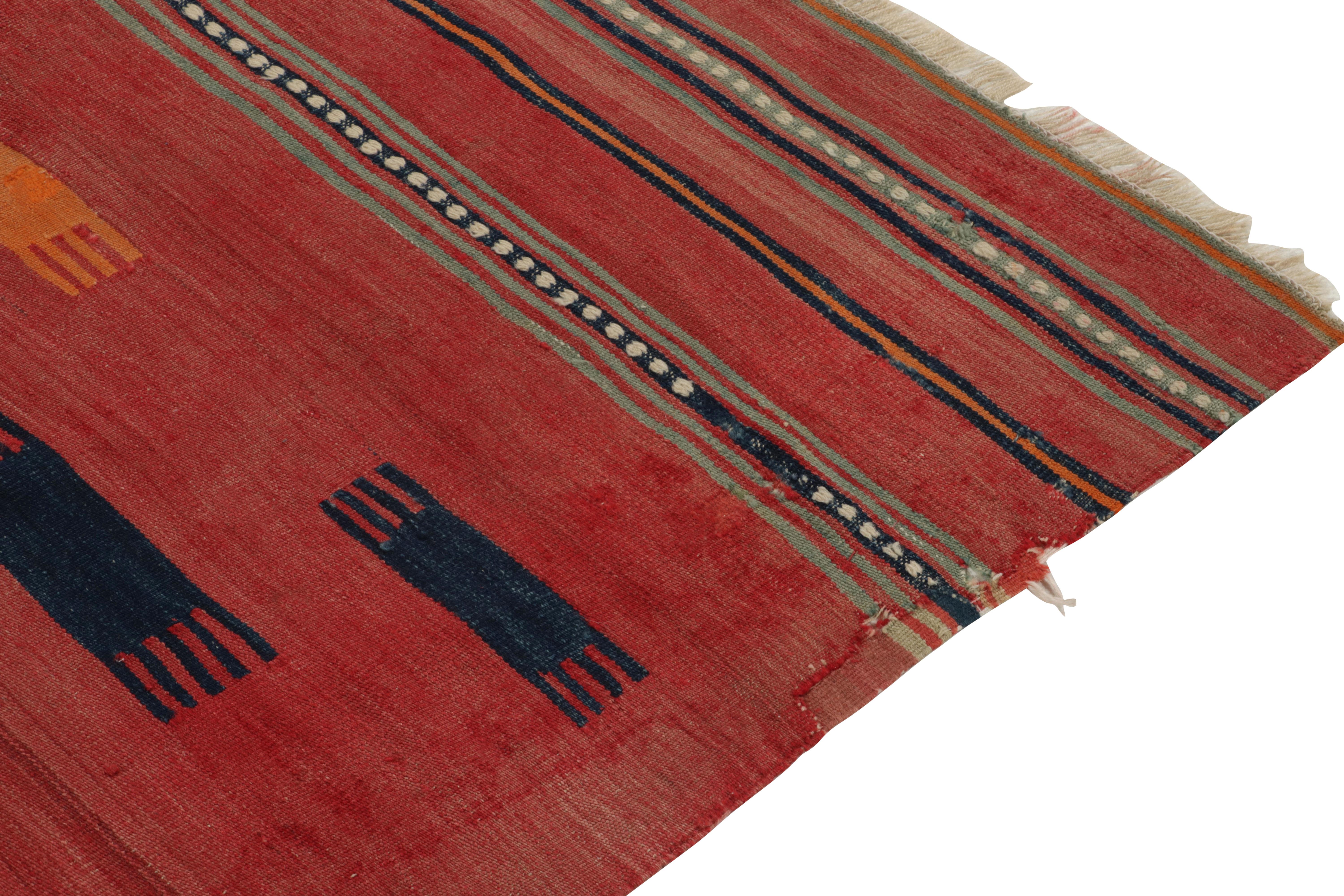 Annodato a mano Tappeto antico Tribal Kilim con motivo geometrico tribale rosso e blu di Rug & Kilim in vendita