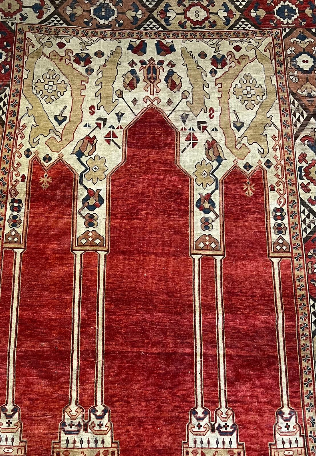 Un raro e desiderabilissimo Tappeto da preghiera antico transilvano dell'Anatolia centrale, del XIX secolo, che presenta una raffinata tavolozza di avorio, rosso intenso, beige e blu. La composizione è incentrata su una classica nicchia di preghiera