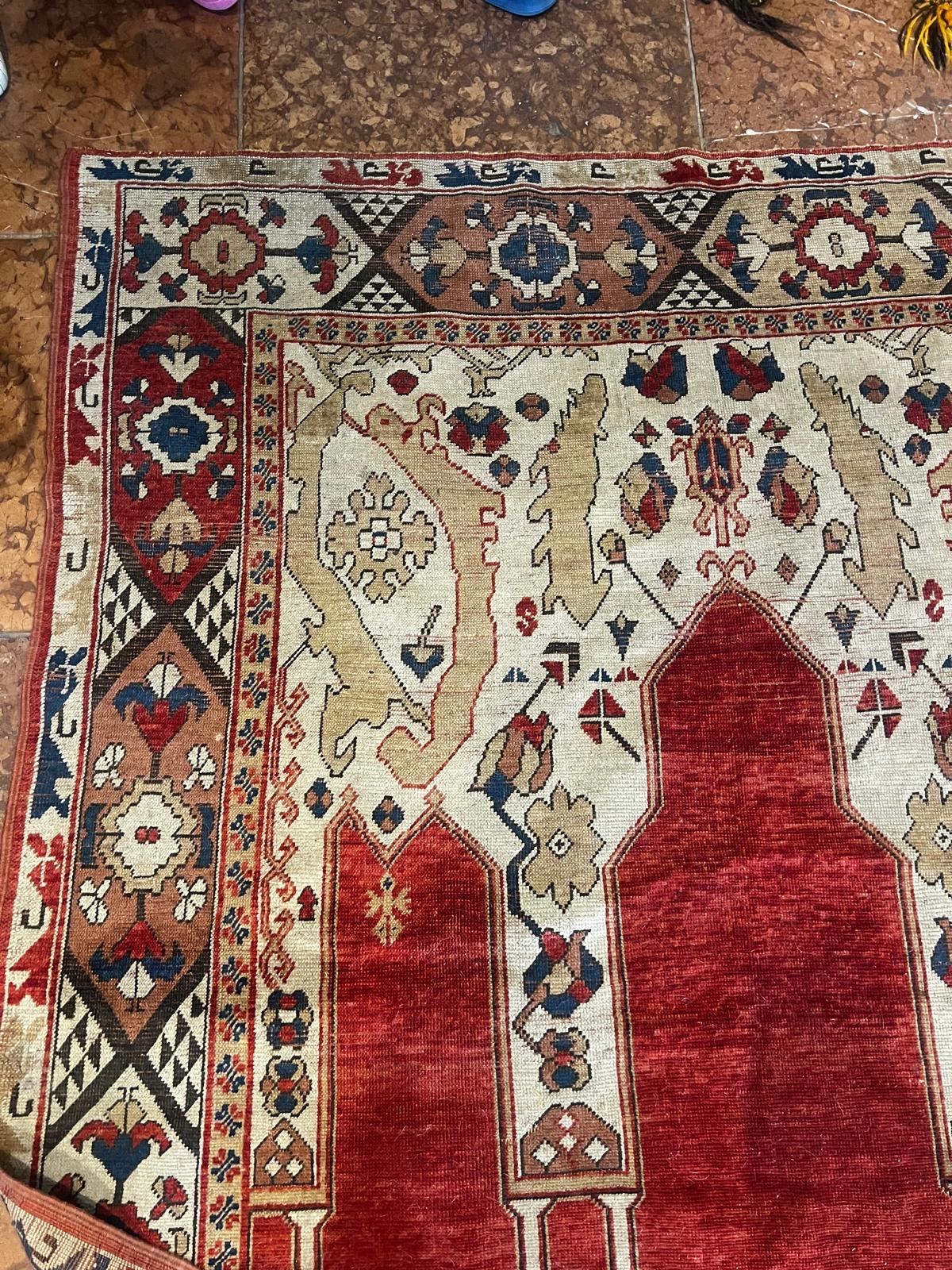Antico tappeto da preghiera transilvano dell'Anatolia centrale del XIX secolo In condizioni buone in vendita a Doha, QA