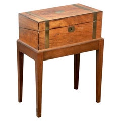 Escritorio de viaje antiguo con soporte para restaurar