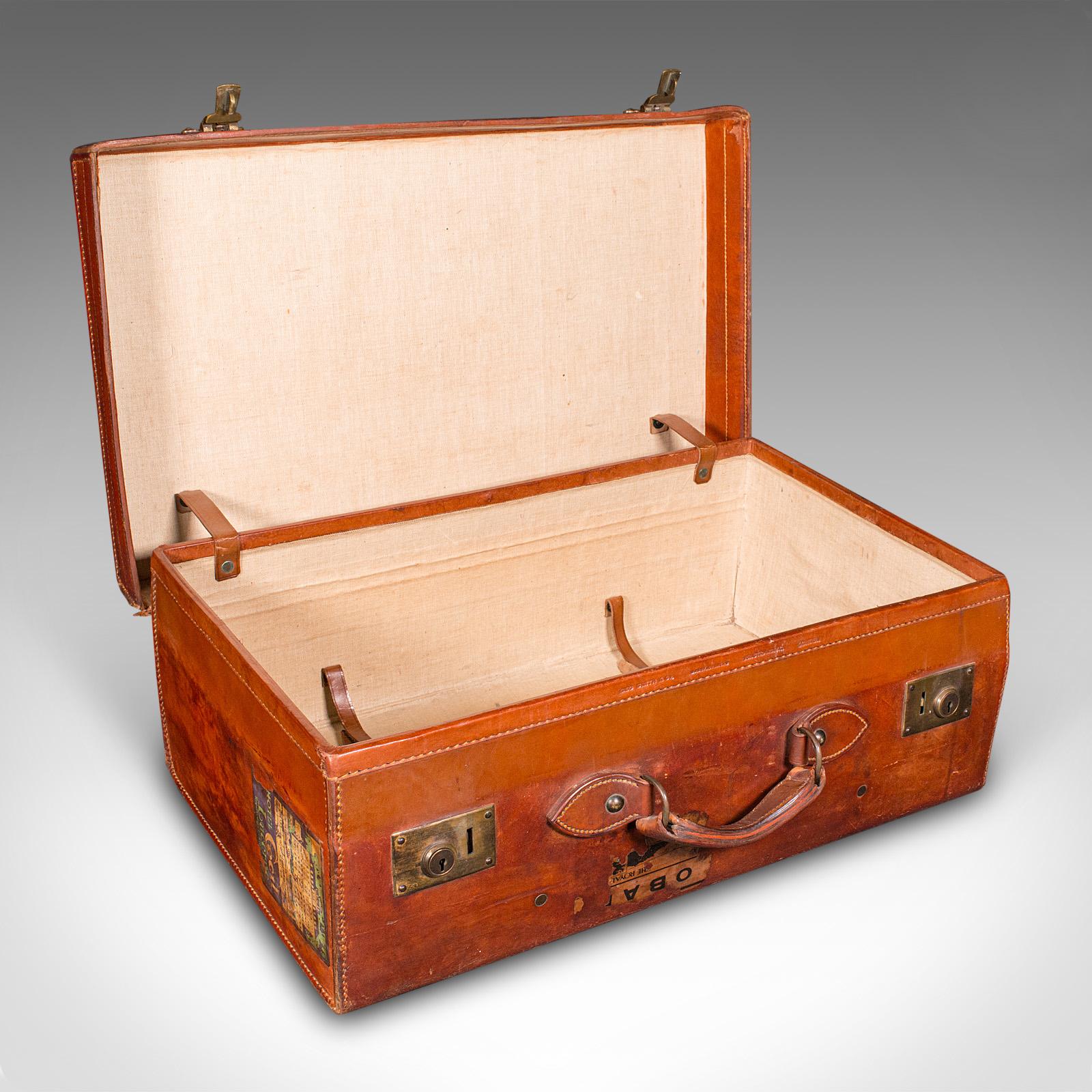 This is a fine antique travel suitcase, an English gentleman’s leather case, dating to the Edwardian period, circa 1910. A superb example with charming provenance and richly patinated character, and especially well suited to use as an accessory for