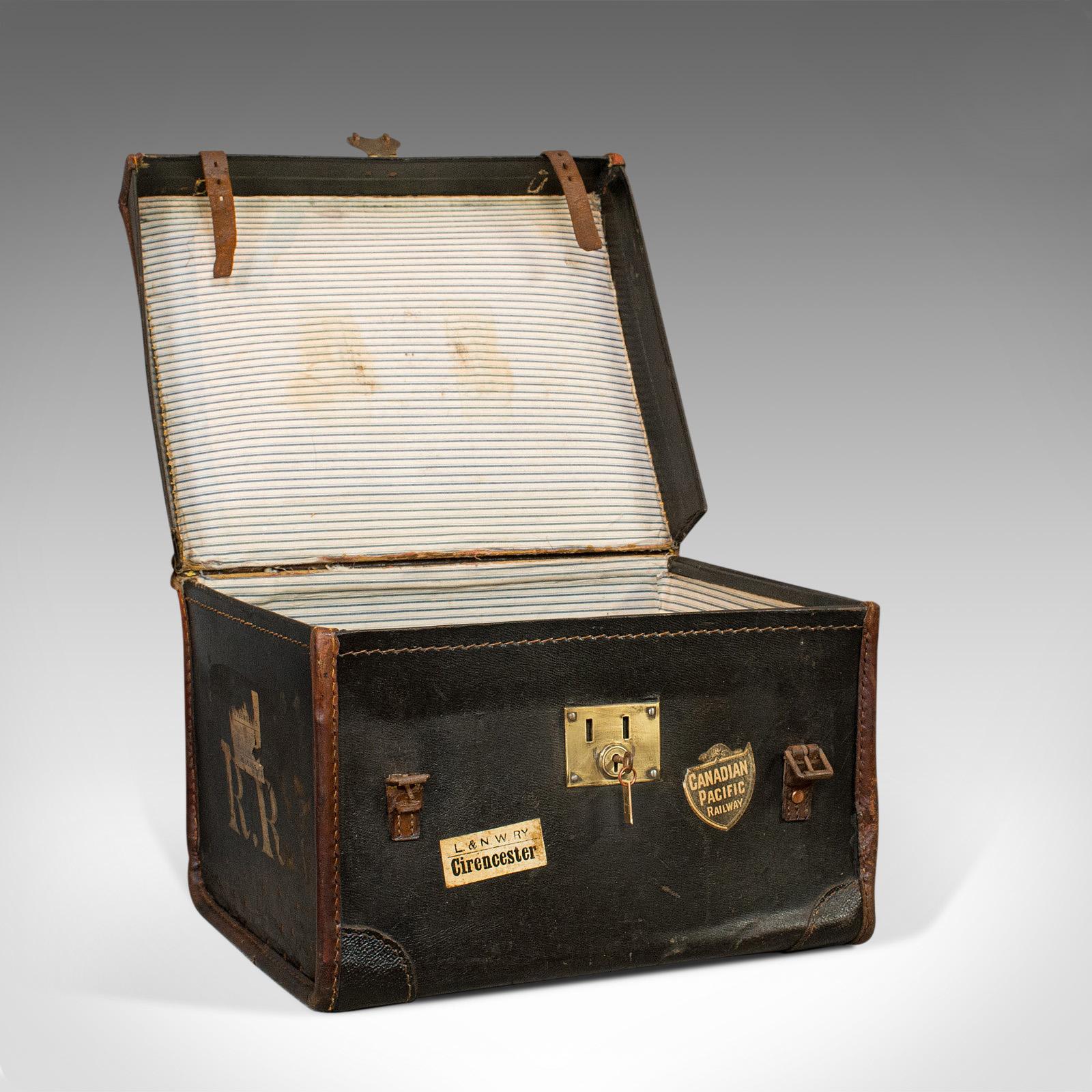 Il s'agit d'une ancienne malle de voyage. Coffre à bagages ou boîte à chapeau anglais:: datant du début du 20e siècle:: vers 1910. 

Une ravissante malle datant de l'âge d'or du voyage
Présente une patine d'usage désirable
En cuir noir profond avec