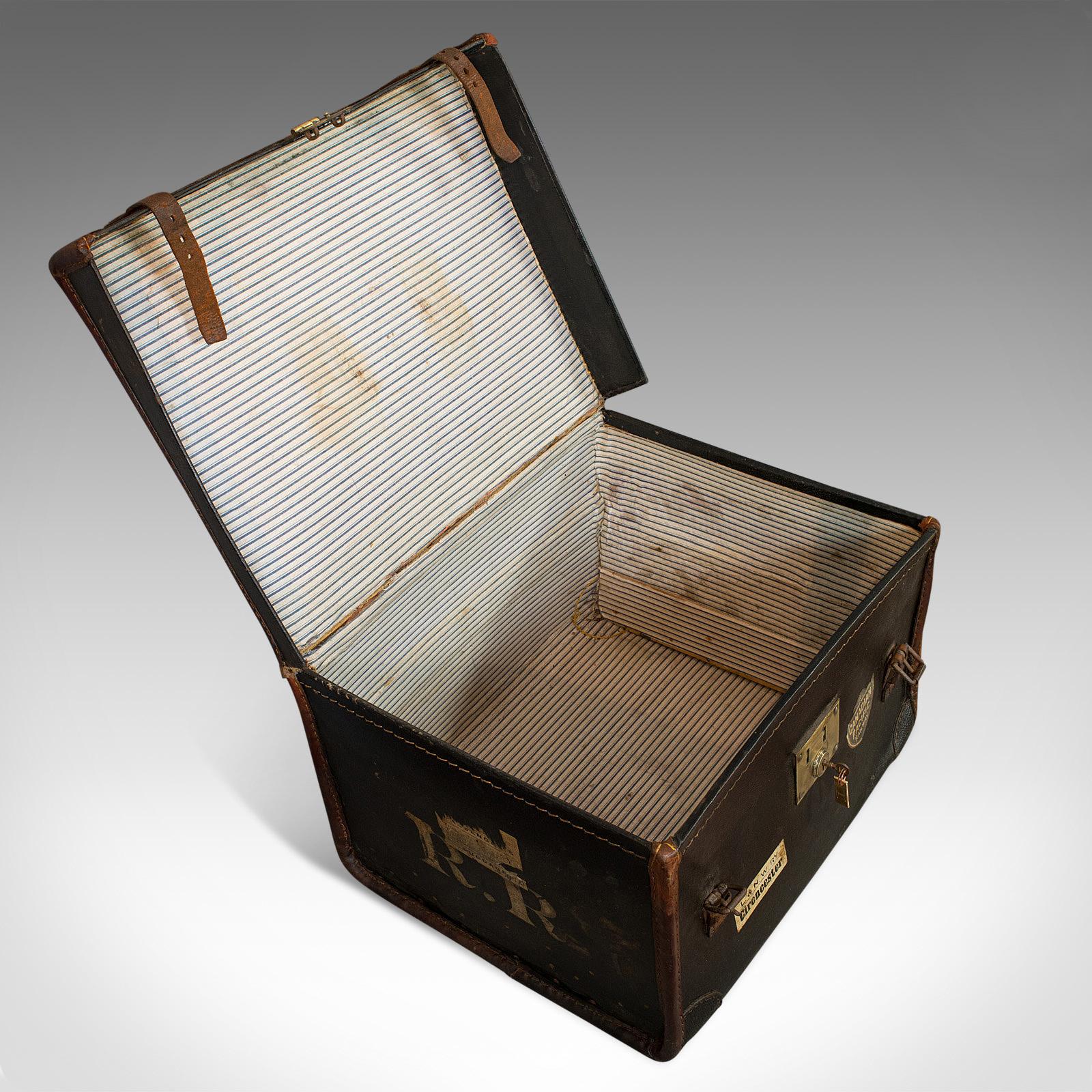 Cuir Antique malle de voyage:: anglaise:: coffre de voiture personnel:: boîte à chapeau:: circa 1910