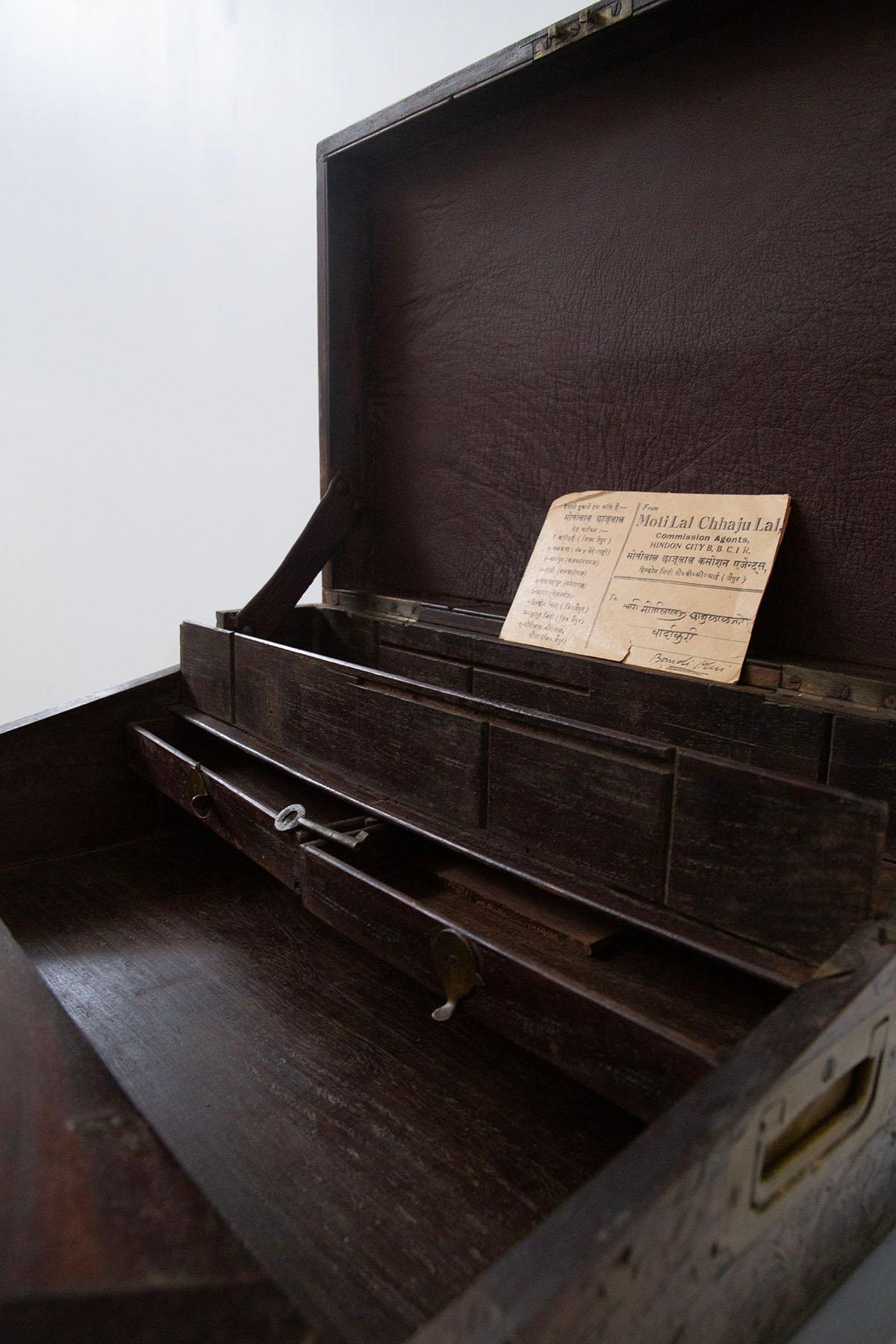 Antique travel writing desk that belonged to SIR FAIYAZ ALI KHAN In Good Condition In Milano, IT
