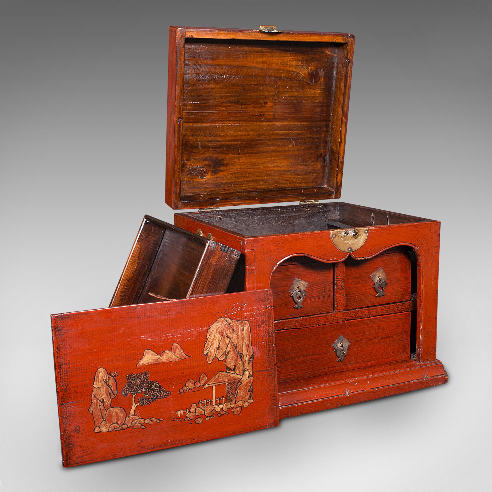 Dies ist eine antike Schmuckschatulle für unterwegs. Ein chinesischer Campaigner-Koffer aus lackiertem Kiefernholz aus der spätviktorianischen Zeit, um 1900.

Wunderschönes Beispiel für rot lackiertes Kunsthandwerk
Mit wünschenswerter Alterspatina
