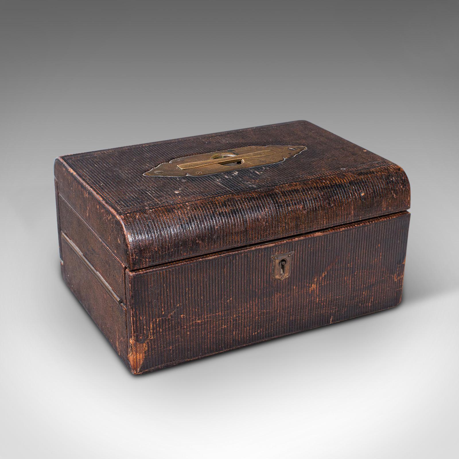 Il s'agit d'un ancien vanity box de voyage. Coffret de correspondance de campagne anglais, relié en cuir, datant de la fin de la période victorienne, vers 1880.

Mallette de voyage délicieusement complète, avec une agréable finition