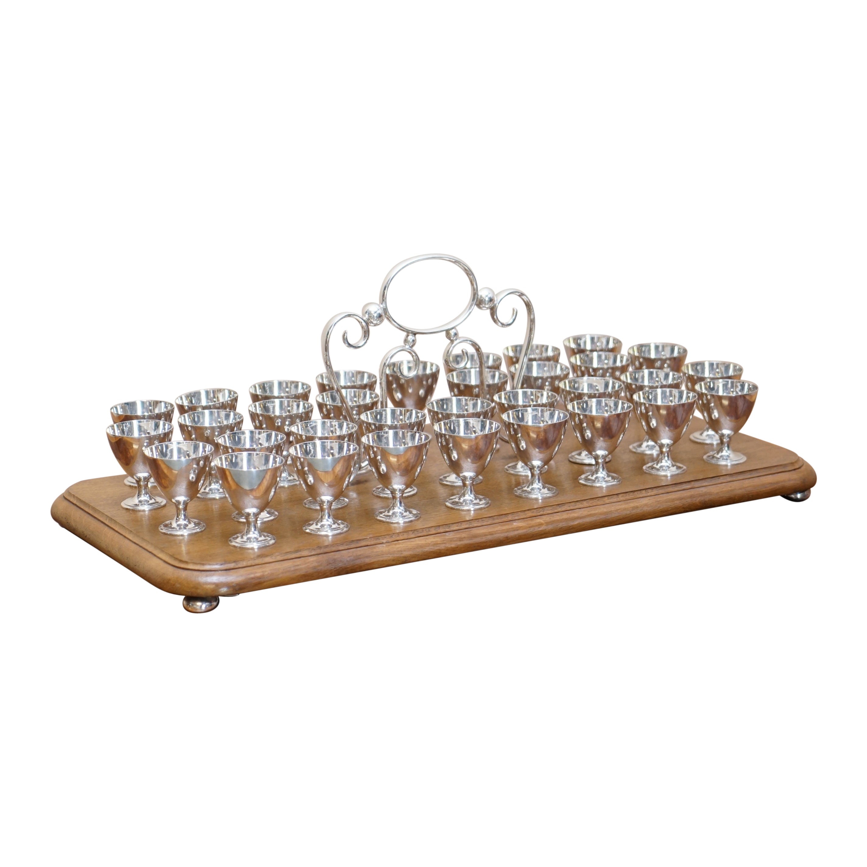 Plateau ancien avec 33 tasses à chaussures/verres EPNS sur support à l'origine pour communautés en vente