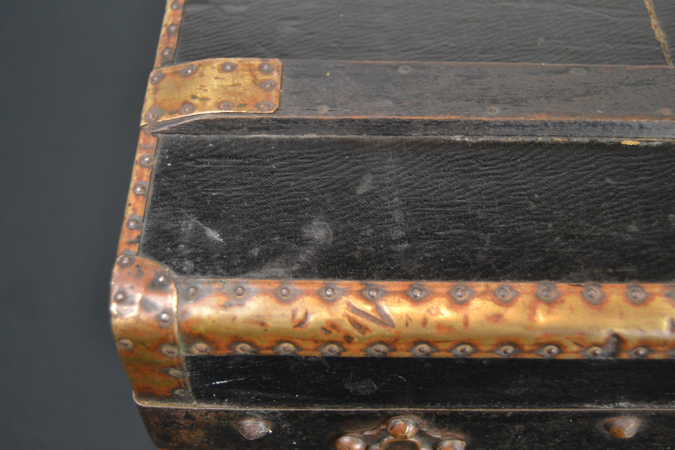 Antique Treasure Chest or Trunk by Au Touriste, France, Early 20th Century In Good Condition In Antwerp, BE