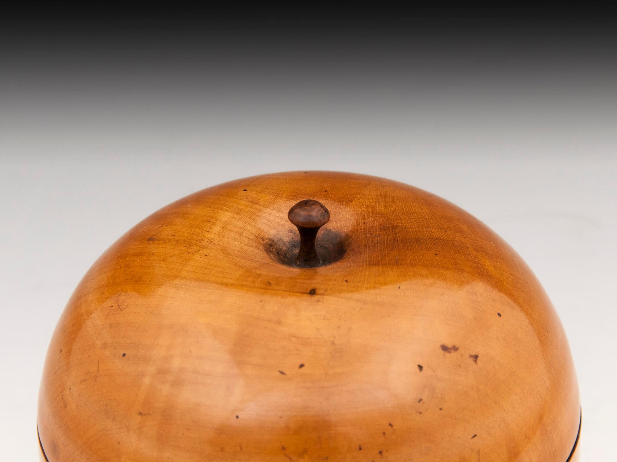 Antique Treen Fruit Apple Tea Caddy In Good Condition For Sale In Northampton, United Kingdom