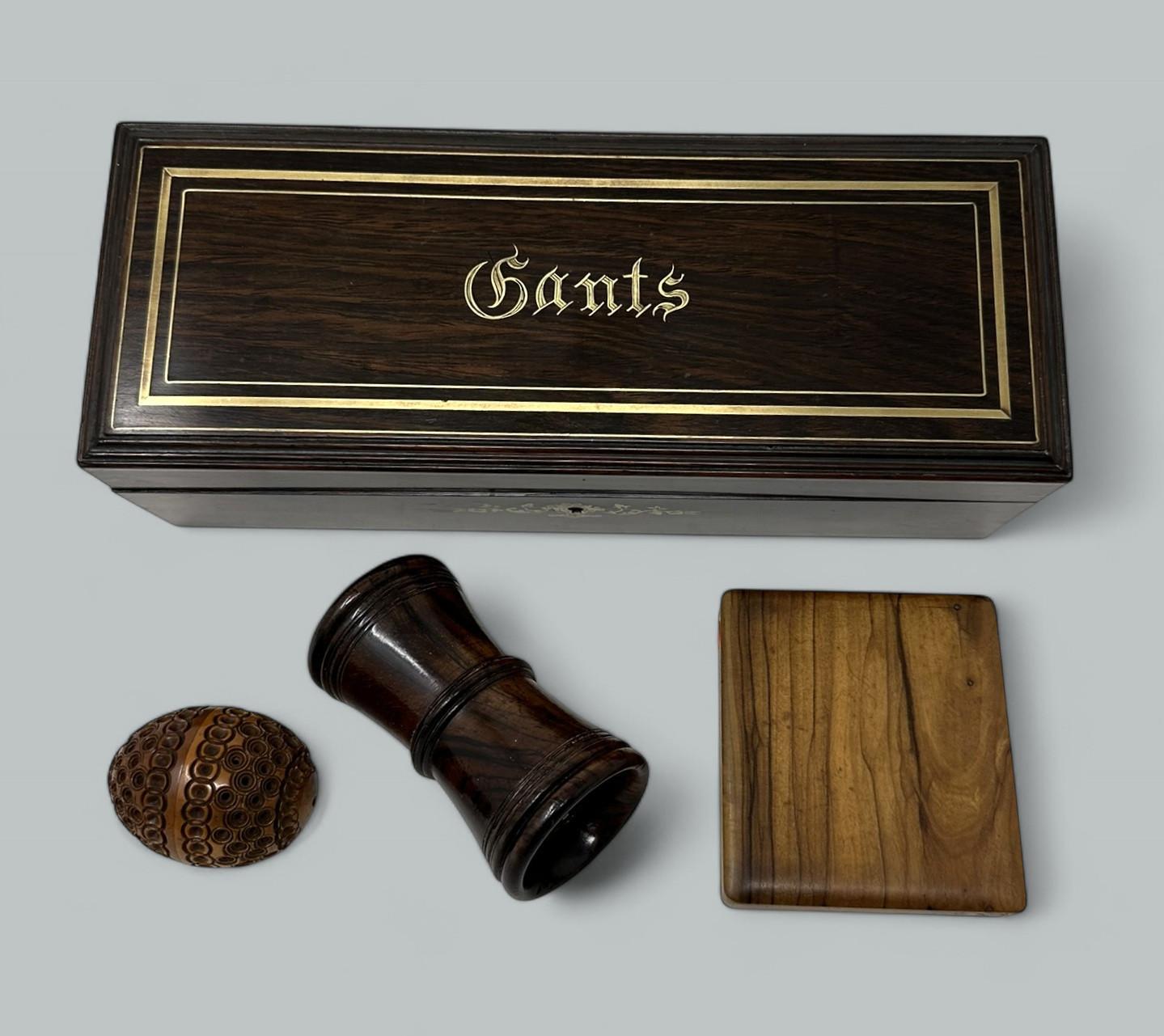 Una splendida collezione di zuppiere intagliate a mano che include un portaoggetti da donna in ottone intarsiato. 

Elegante portaoggetti francese in mogano fiammato di forma tradizionale, completo di serratura originale funzionante, senza chiave.