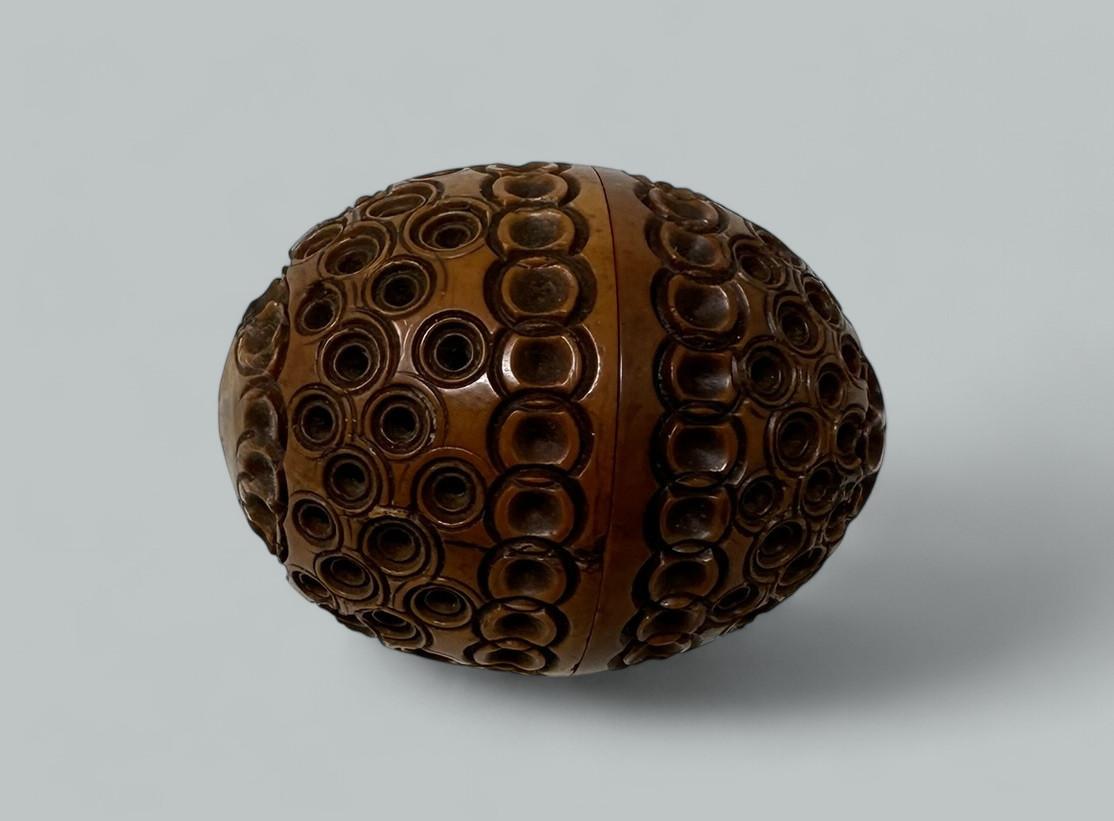 Ottone Antico dado da coquilla di Treen Ware, scatola per guanti, scacchiera per dadi, portacarte da donna in vendita