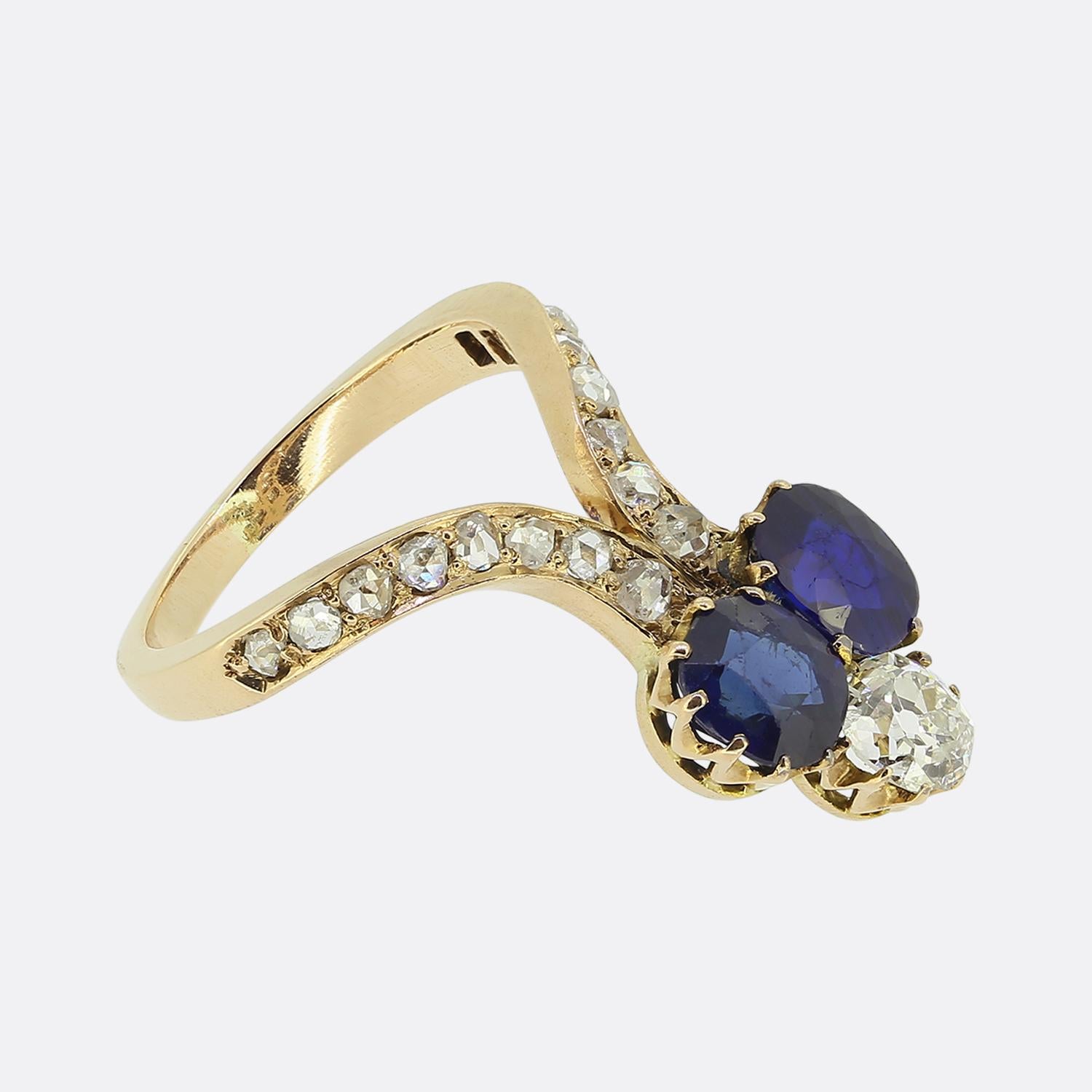 Hier haben wir einen wunderschönen antiken Saphir- und Diamantring mit Kleeblatt. Der Ring ist aus 18-karätigem Roségold gefertigt und stammt wahrscheinlich vom Kontinent. Es ist ein wunderschönes Design, bei dem die Diamanten im Rosenschliff zu