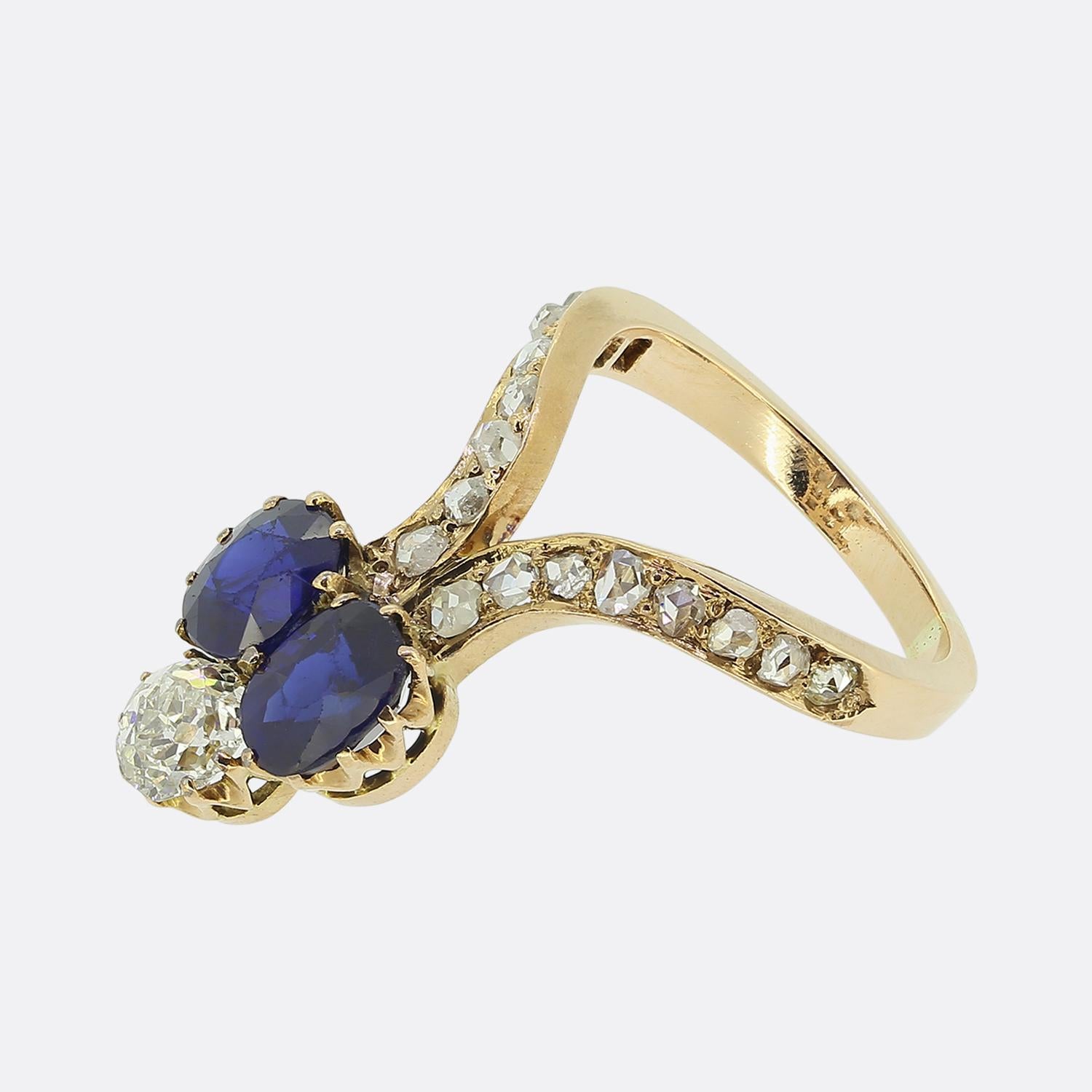 Antiker Ring mit Trefoil-Saphir und Diamant (Kissenschliff) im Angebot