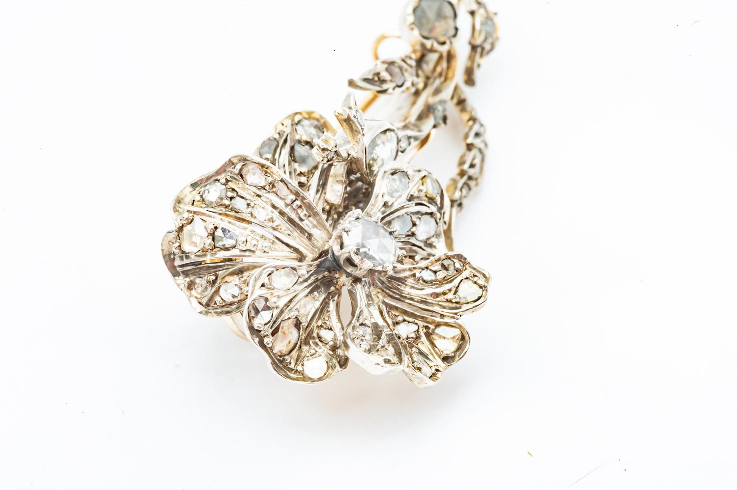 Artisan Broche ancienne en forme de fleur en platine et or blanc 18 carats en vente