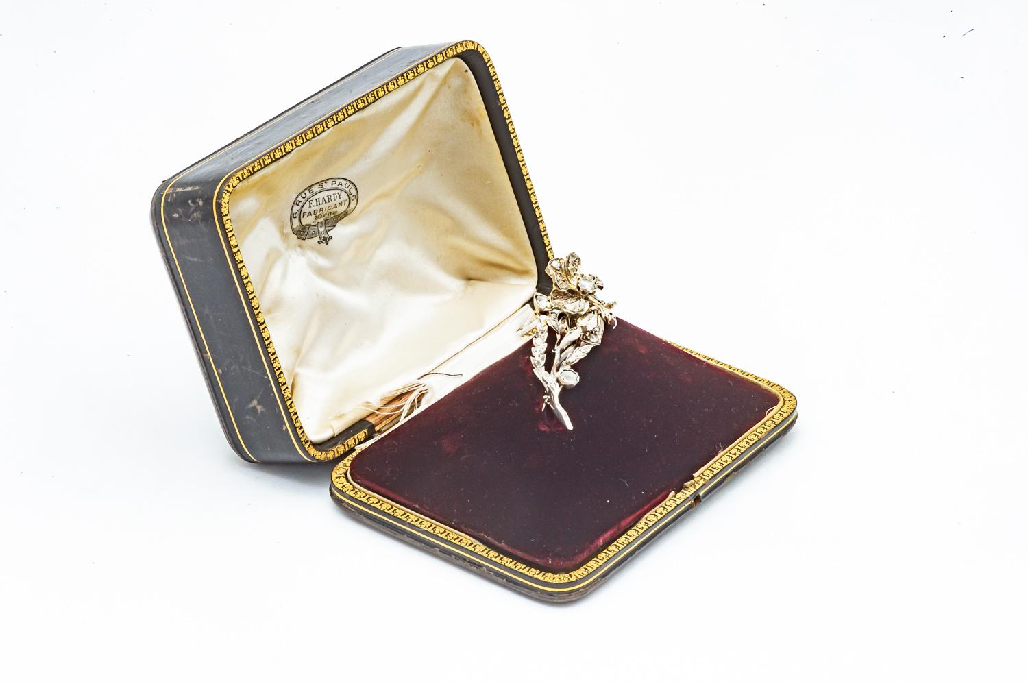 Broche ancienne en forme de fleur en platine et or blanc 18 carats Excellent état - En vente à Vannes, FR