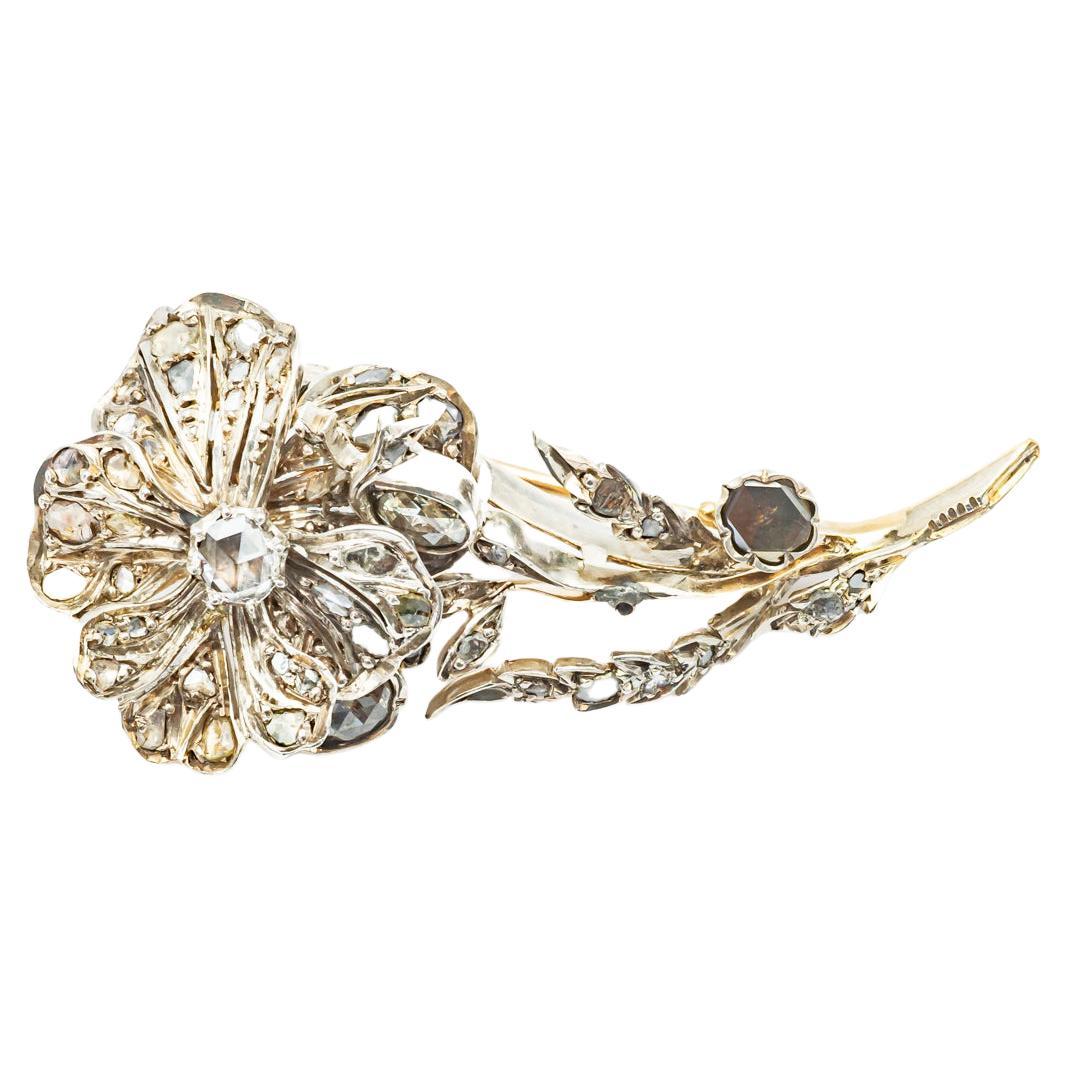 Broche ancienne en forme de fleur en platine et or blanc 18 carats en vente