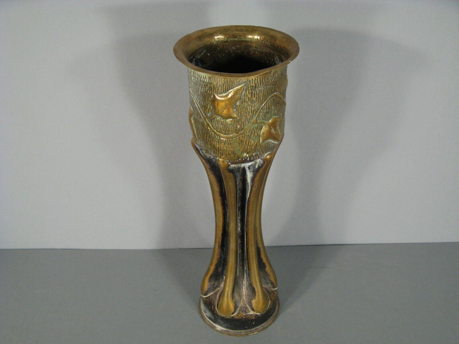 Antiguo estuche de latón de arte de trinchera con diseño de hoja de hiedra (1914-1918) - 1Y112 principios del siglo XX