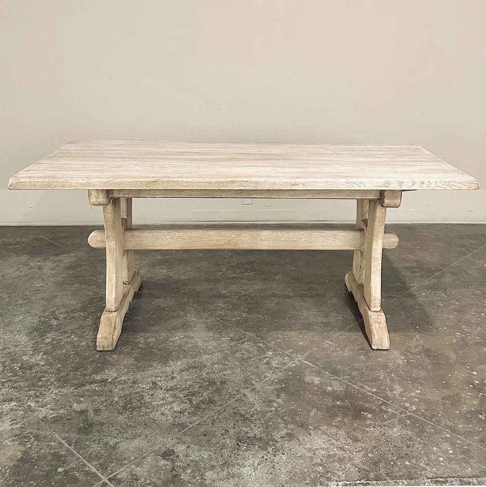 Mesa de comedor antigua con caballete de roble decapado Rústico en venta