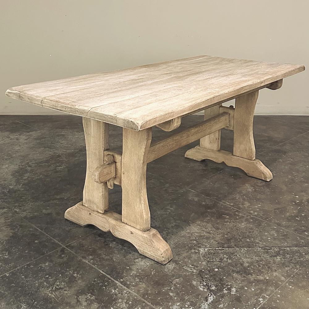 Antique Trestle Dining Table in Stripped Oak In Good Condition For Sale In Dallas, TX