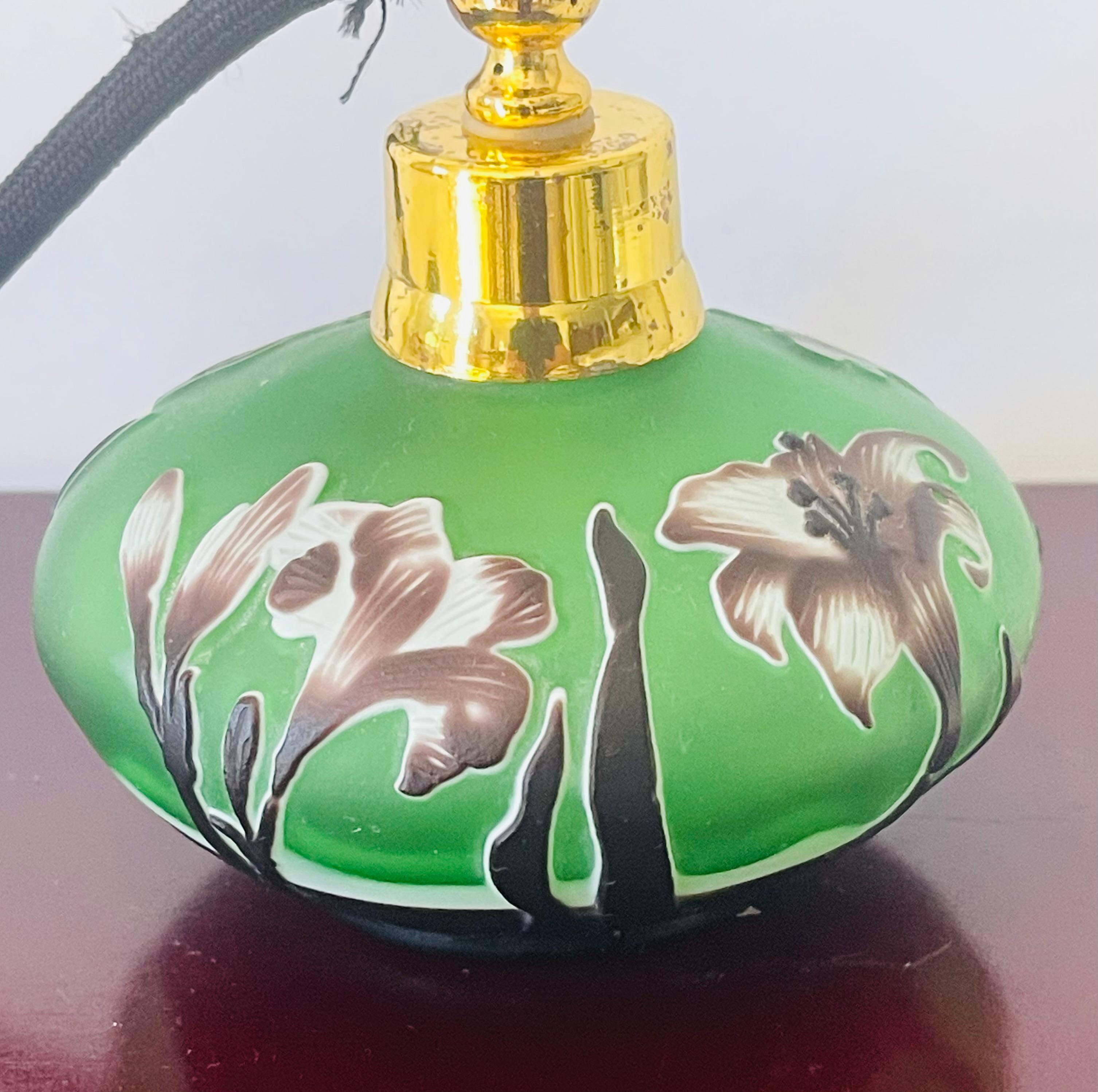 Mouvement esthétique Flacon de parfum antique en verre taillé tricolore avec atomiseur en vente
