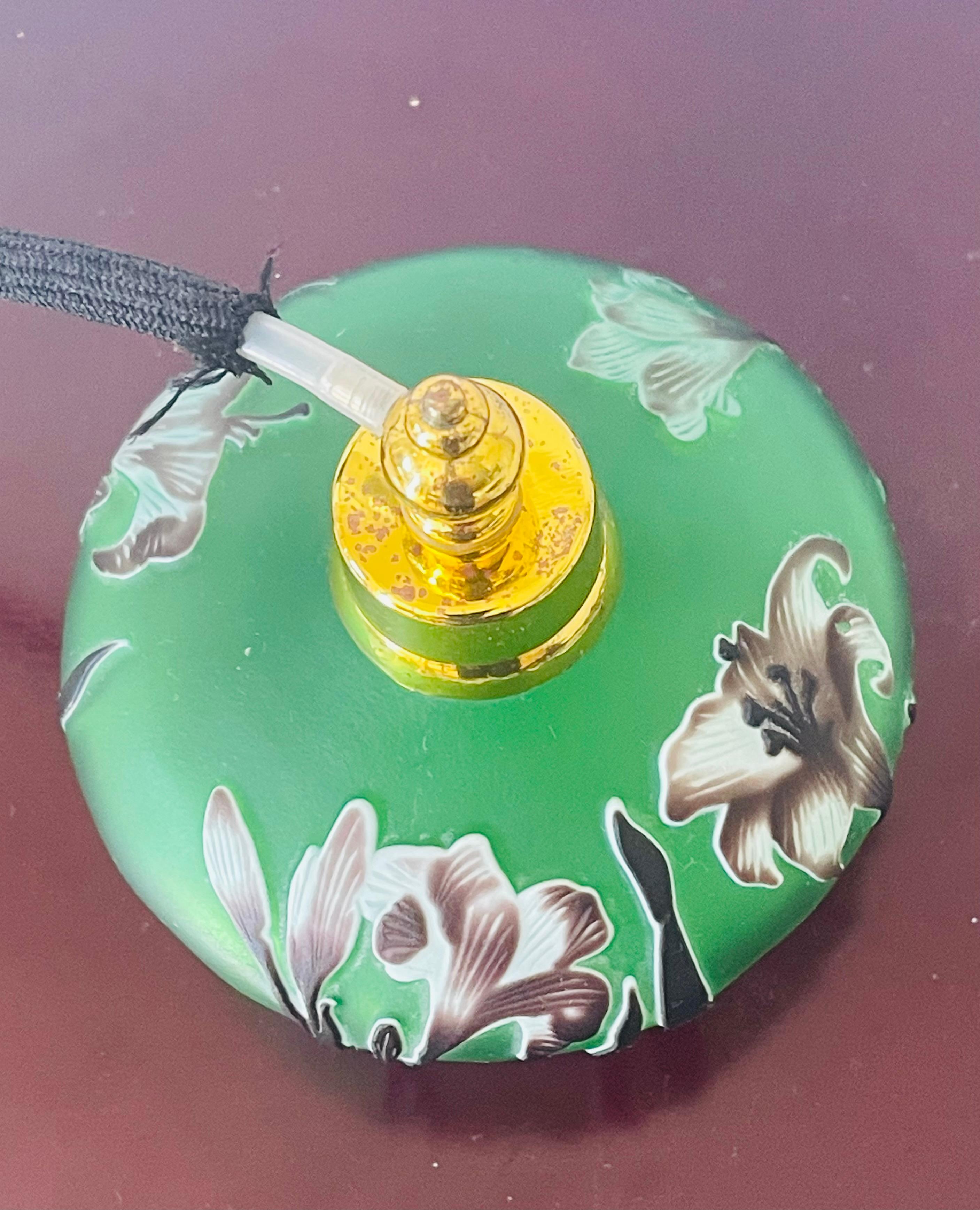 Anglais Flacon de parfum antique en verre taillé tricolore avec atomiseur en vente