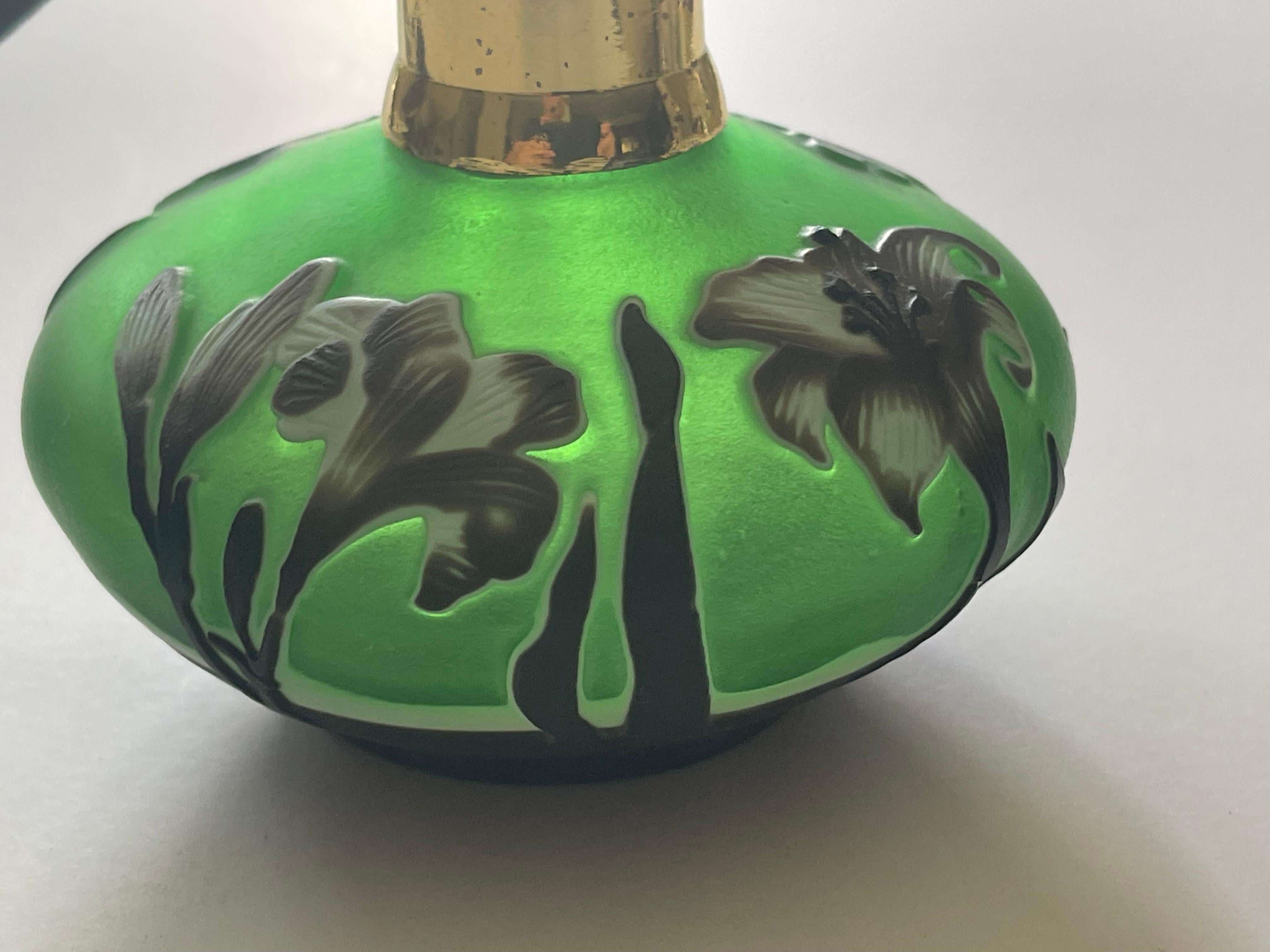 Flacon de parfum antique en verre taillé tricolore avec atomiseur Bon état - En vente à Boca Raton, FL