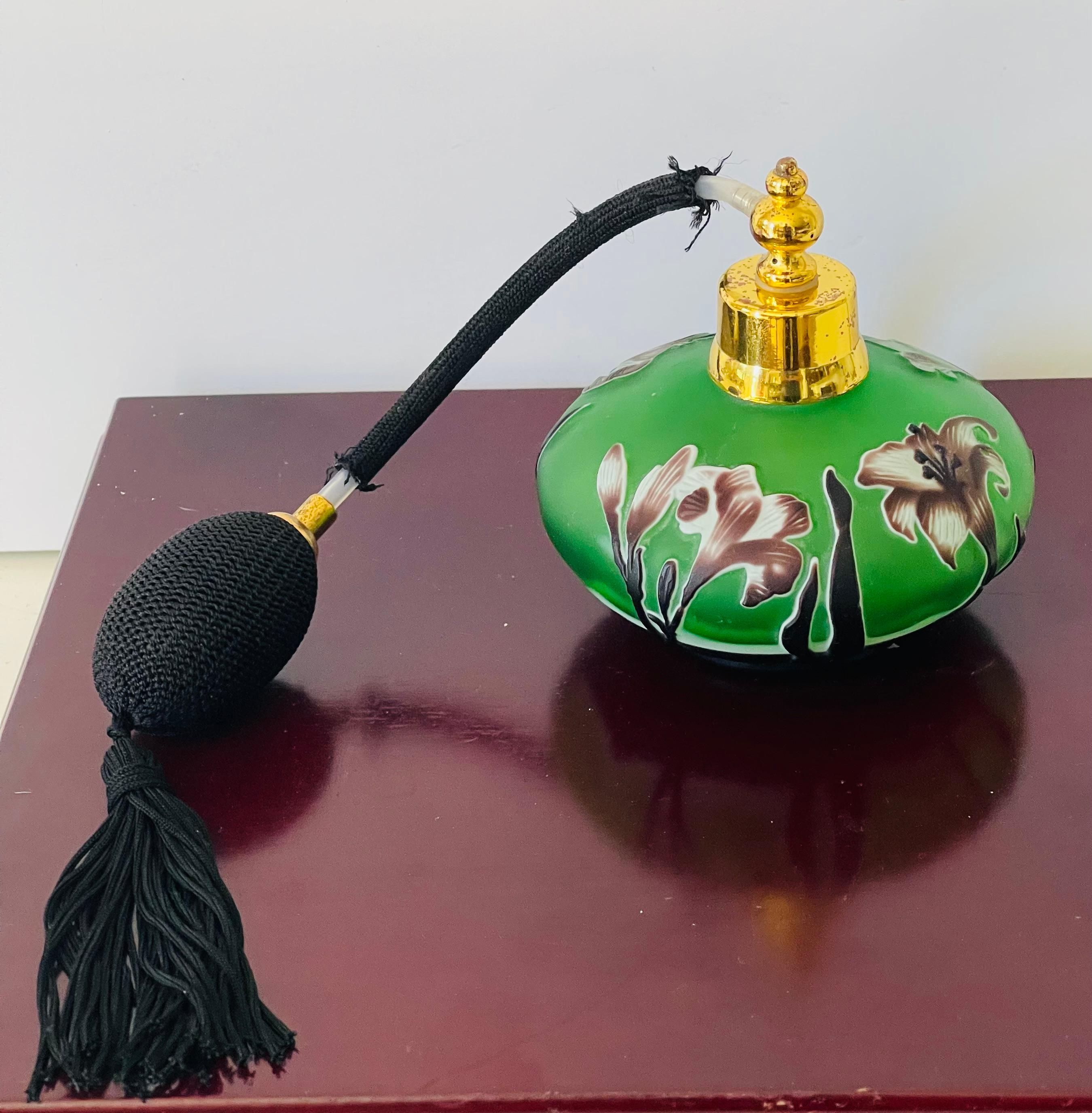 Milieu du XXe siècle Flacon de parfum antique en verre taillé tricolore avec atomiseur en vente