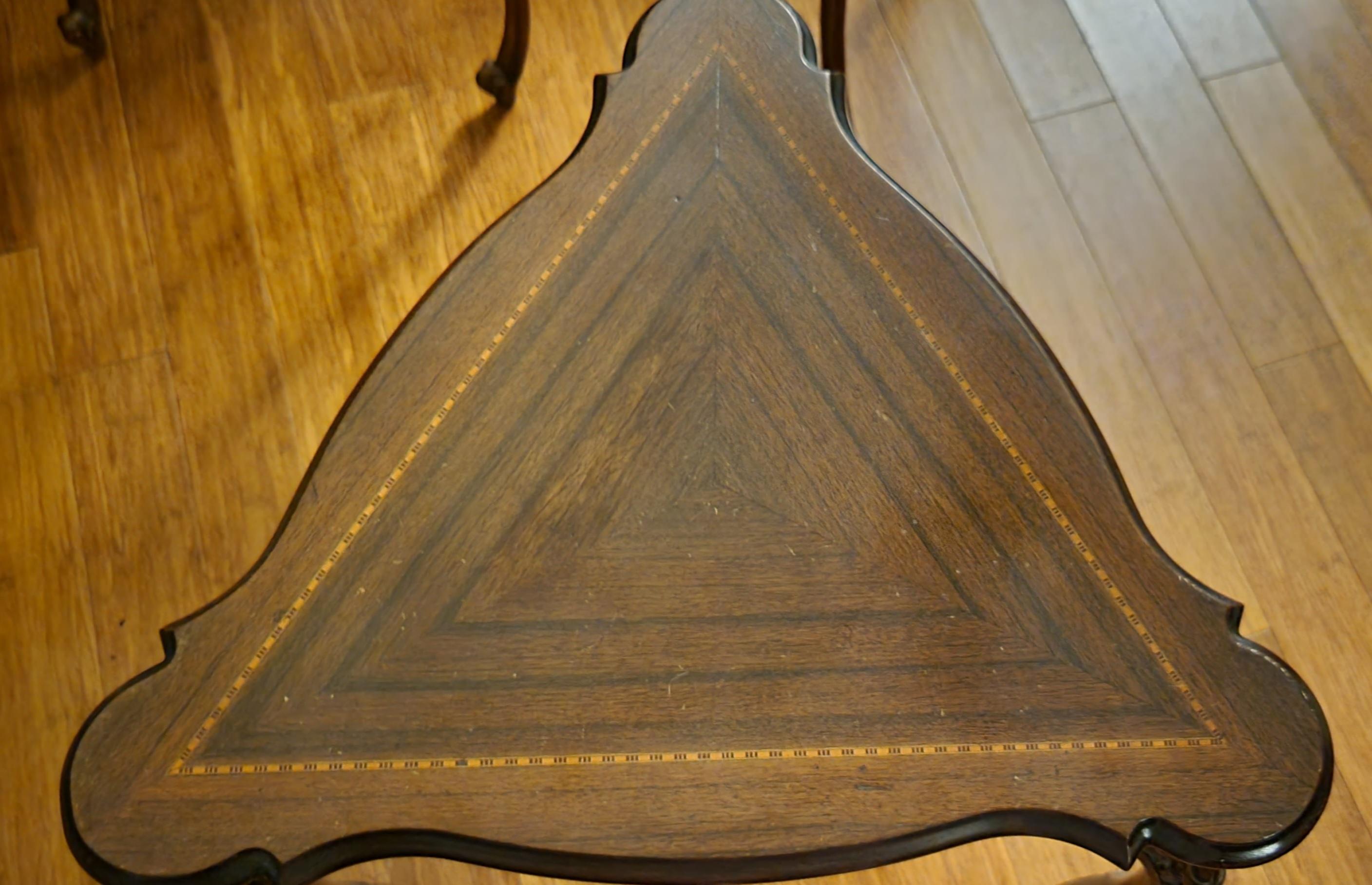 Antike Stil Massivholz Dreieck Beistelltisch (Viktorianisch) im Angebot