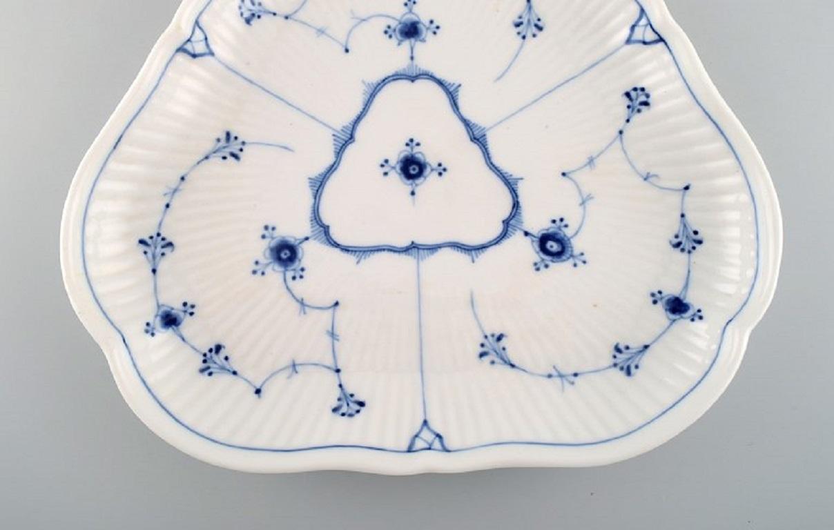 Antique triangular Royal Copenhagen Blue Fluted Plain dish. Mid-19th century.
Measures: 23 x 3.3 cm.
In excellent condition.
1st factory quality.
Stamped.