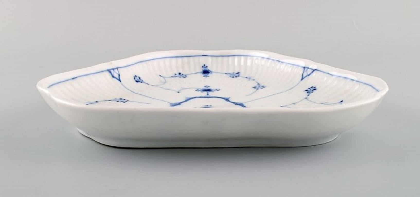 Hand-Painted Antique Triangular Royal Copenhagen Blue Fluted Plain Dish, Mid-19th Century