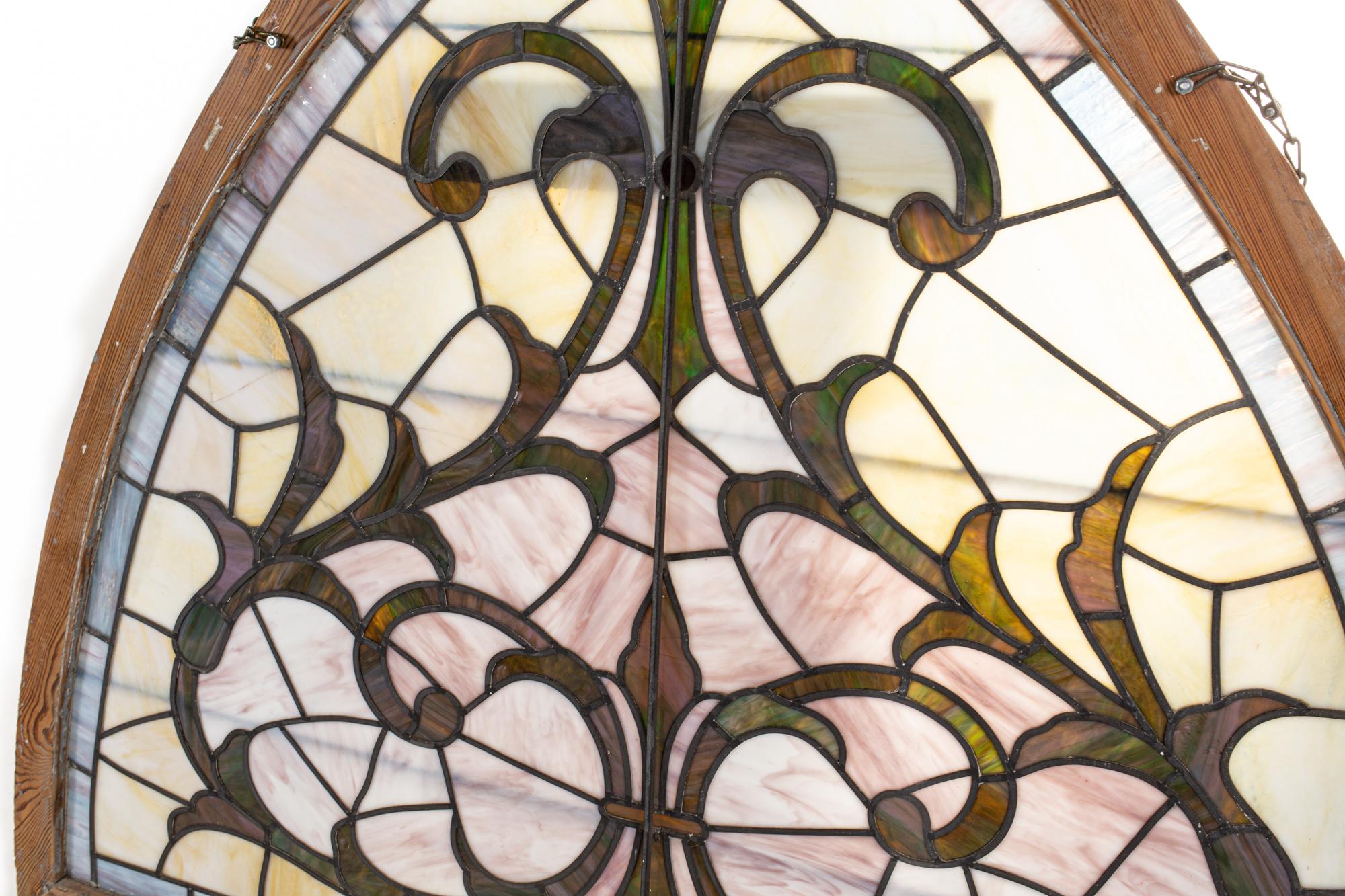 Americano Vetrata antica triangolare Stained Glass in vendita