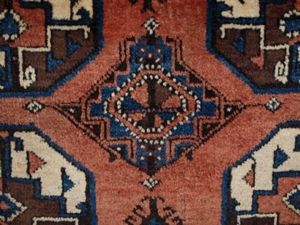 Antiker Belutsch-Teppich mit großen Guls
4. Quartal 19. Jahrhundert

Ein sehr schöner Belutsch mit ungewöhnlich großem Gul-Design

Viel turkmenischer Einfluss sowohl im Design der Haupt- als auch der Nebengule

Sehr schöne Farben mit einem weichen