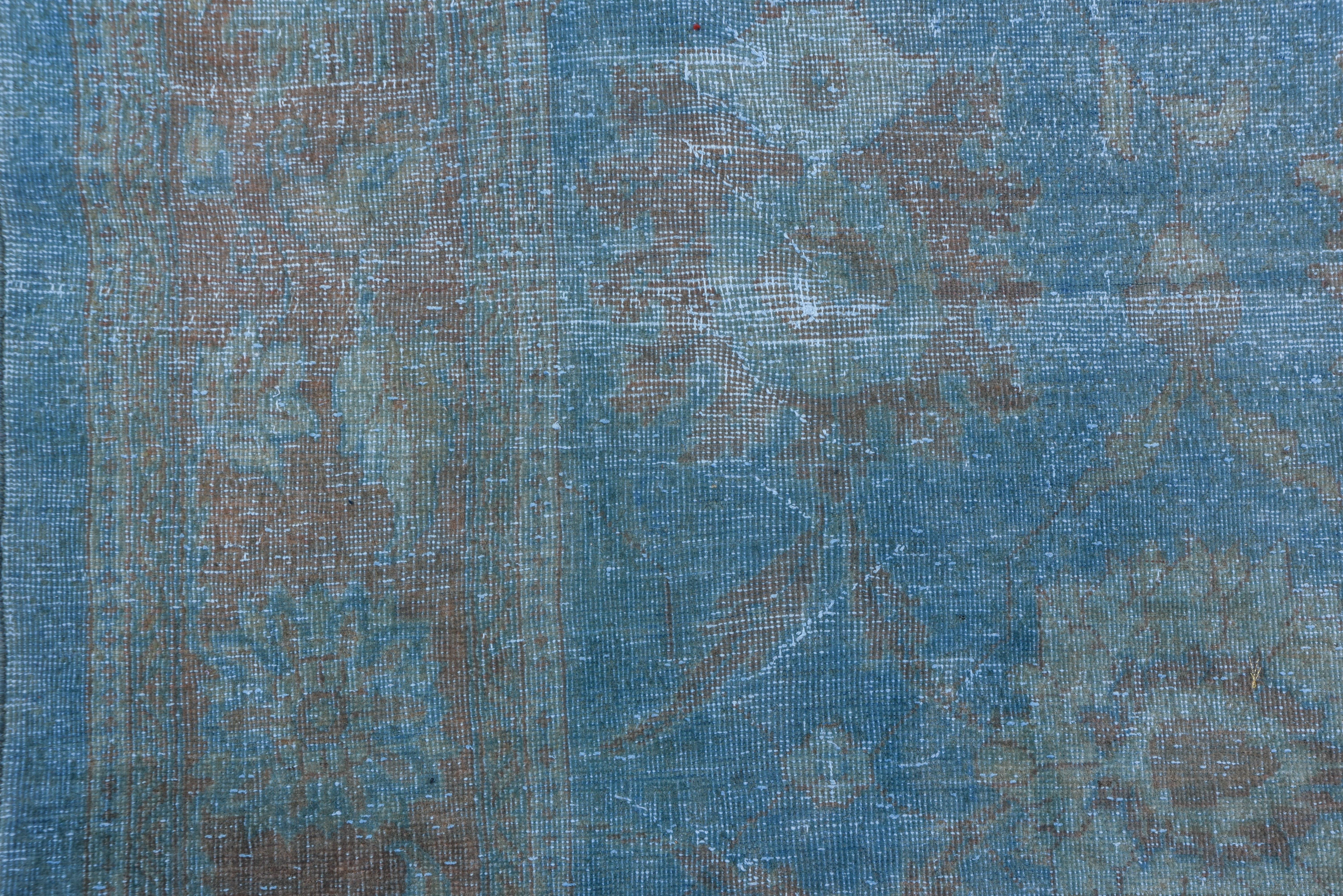 Questo tappeto di villaggio persiano occidentale mostra una versione spaziosa del motivo Harshang a palmette e rosette su un fondo azzurro chiaro. Bordo a palmette color ruggine. Generale, condizioni discrete. Fondo in cotone, trama moderatamente