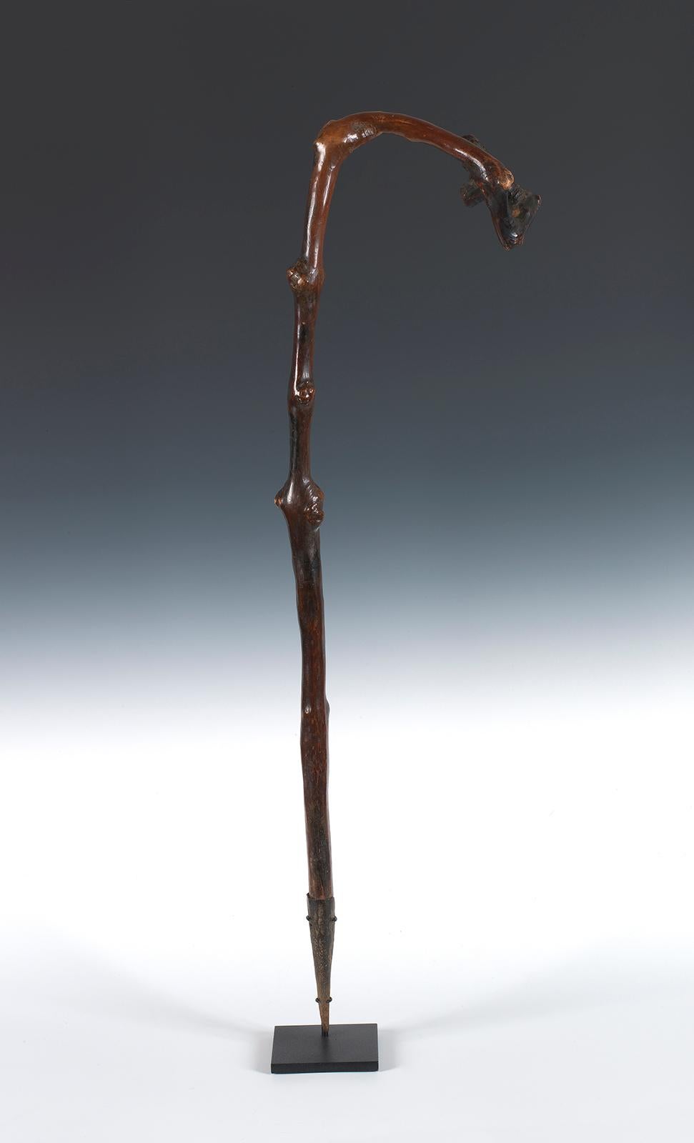Bâton de marche ou de cérémonie
Le peuple bamiléké
Cameroun
20ème siècle
Bois, embout en métal moulé à la main
Mesures : 33 1/2