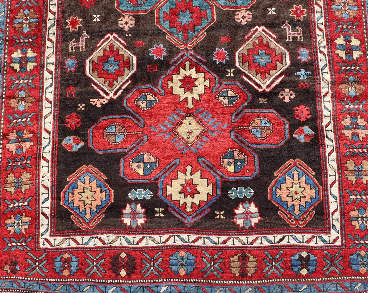 Antiker kaukasischer Kazak-Stammesteppich in Braun und Rot mit geometrischem Design im Angebot 3