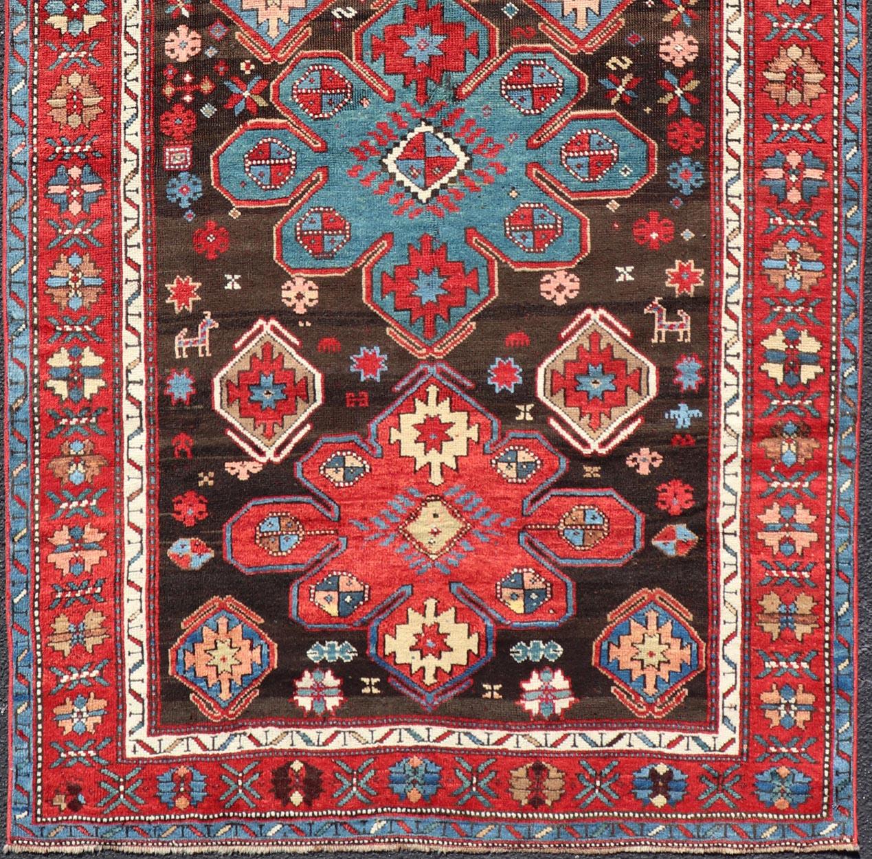 Antiker kaukasischer Kazak-Stammesteppich in Braun und Rot mit geometrischem Design (Kaukasisch) im Angebot