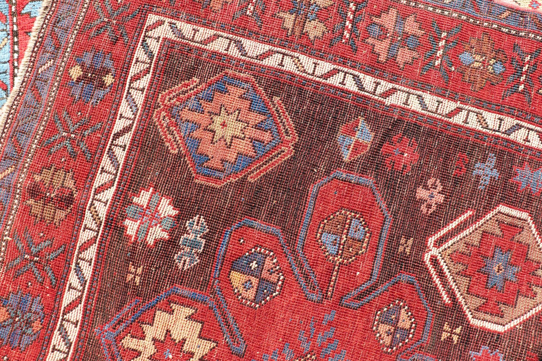 Antiker kaukasischer Kazak-Stammesteppich in Braun und Rot mit geometrischem Design (Handgeknüpft) im Angebot