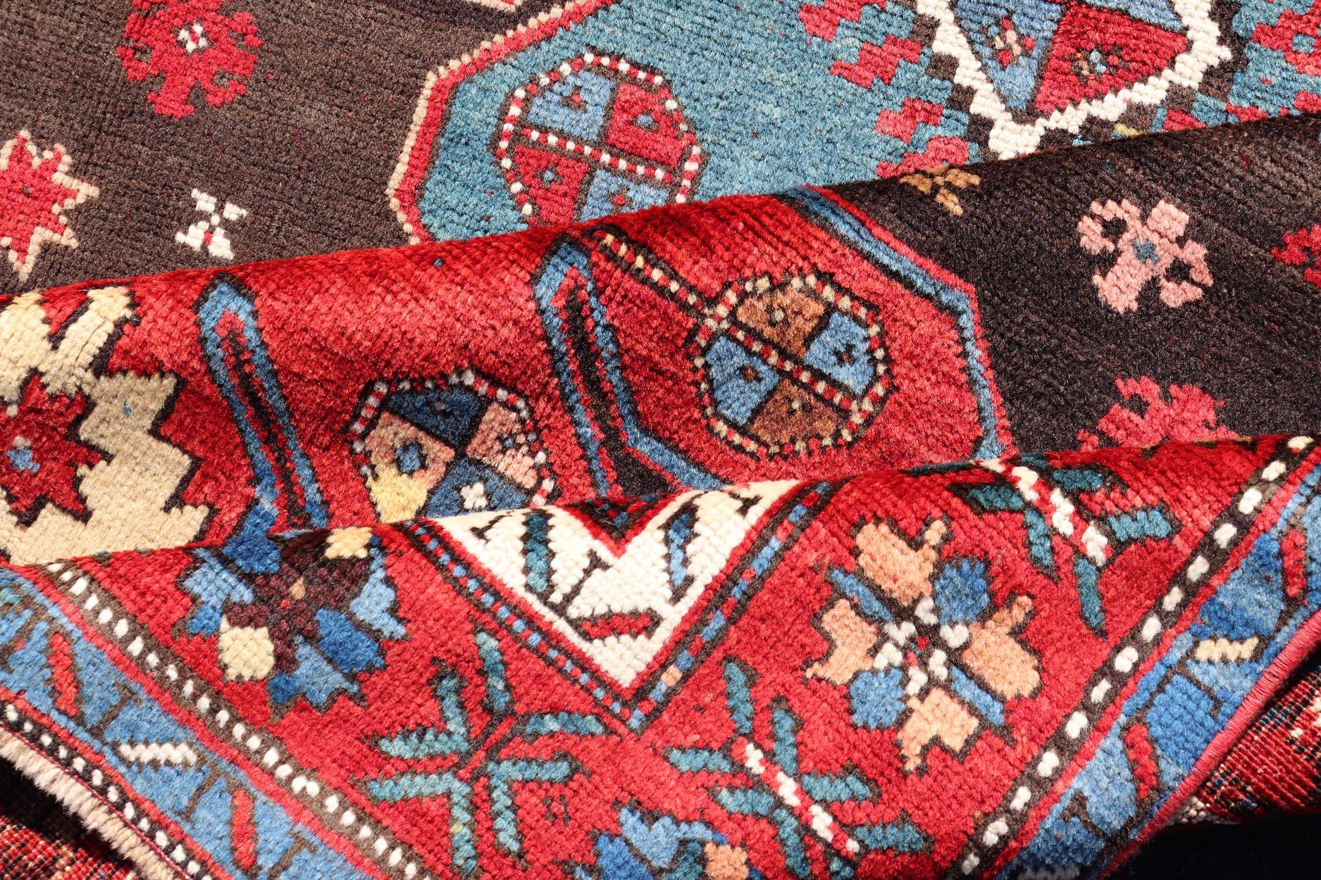 Antiker kaukasischer Kazak-Stammesteppich in Braun und Rot mit geometrischem Design im Zustand „Gut“ im Angebot in Atlanta, GA
