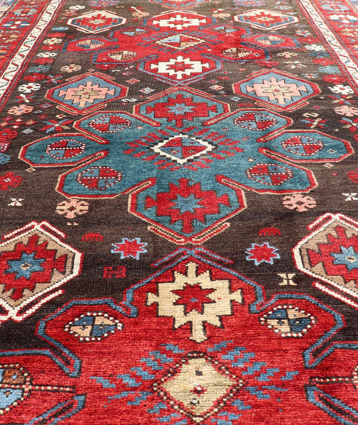 Antiker kaukasischer Kazak-Stammesteppich in Braun und Rot mit geometrischem Design (Wolle) im Angebot