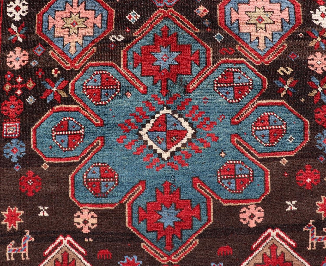 Antiker kaukasischer Kazak-Stammesteppich in Braun und Rot mit geometrischem Design im Angebot 1