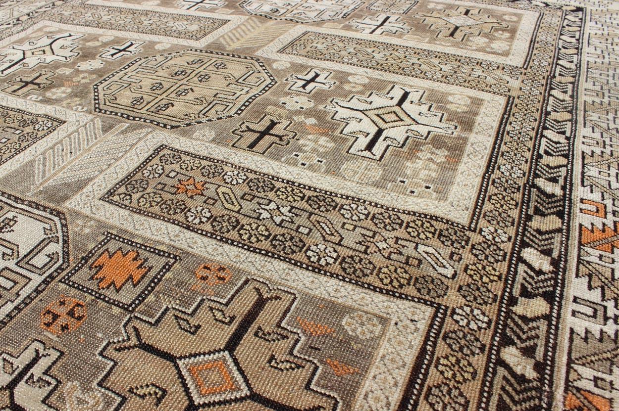 Noué à la main Tapis caucasien ancien tribal à motifs sur toute sa surface en neutres sourds en vente