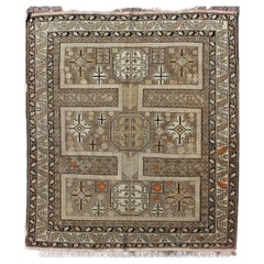 Antiker kaukasischer Stammeskunst-Teppich mit All-Over-Motiv in gedämpften Neutraltönen